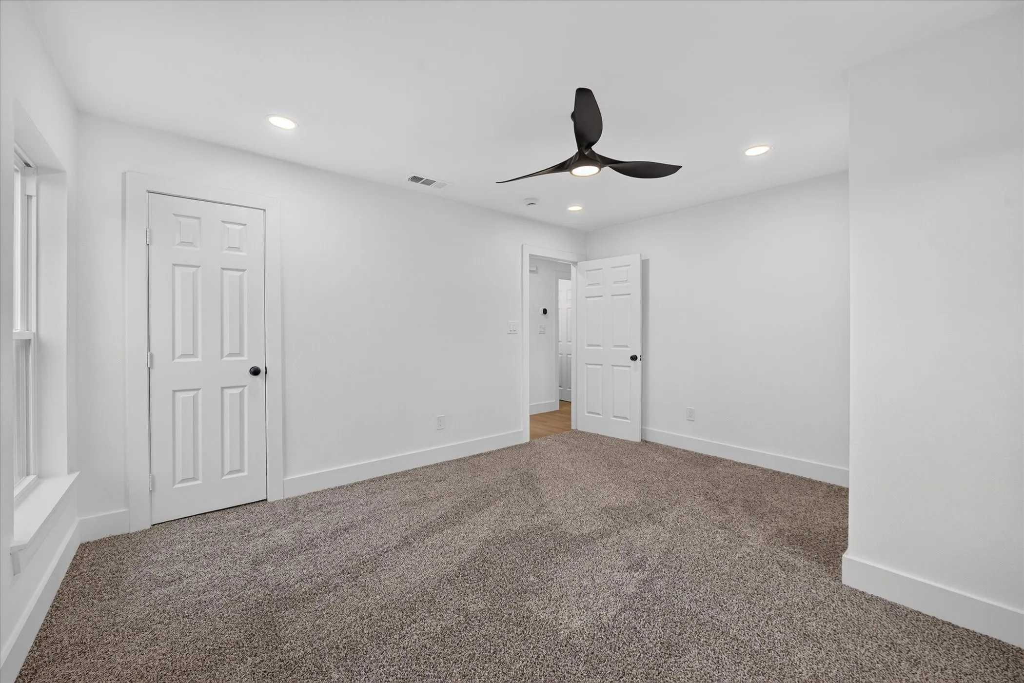 Single Family Residence For Sale in Tarrant County , 1607 Laura Road, River Oaks, Texas 76114, 3 Bedroom, 2 Bathroom, Garage spaces, 1,226 Sqft, built in 2015, mls#21393947, Real Estate Agent in River Oaks, Homes For Sale in Tarrant county, Homes For Sale in River Oaks, Realtor in River Oaks Texas, Real Estate Brokerage Independent Realty Texas, Luminita Cordes Realtor