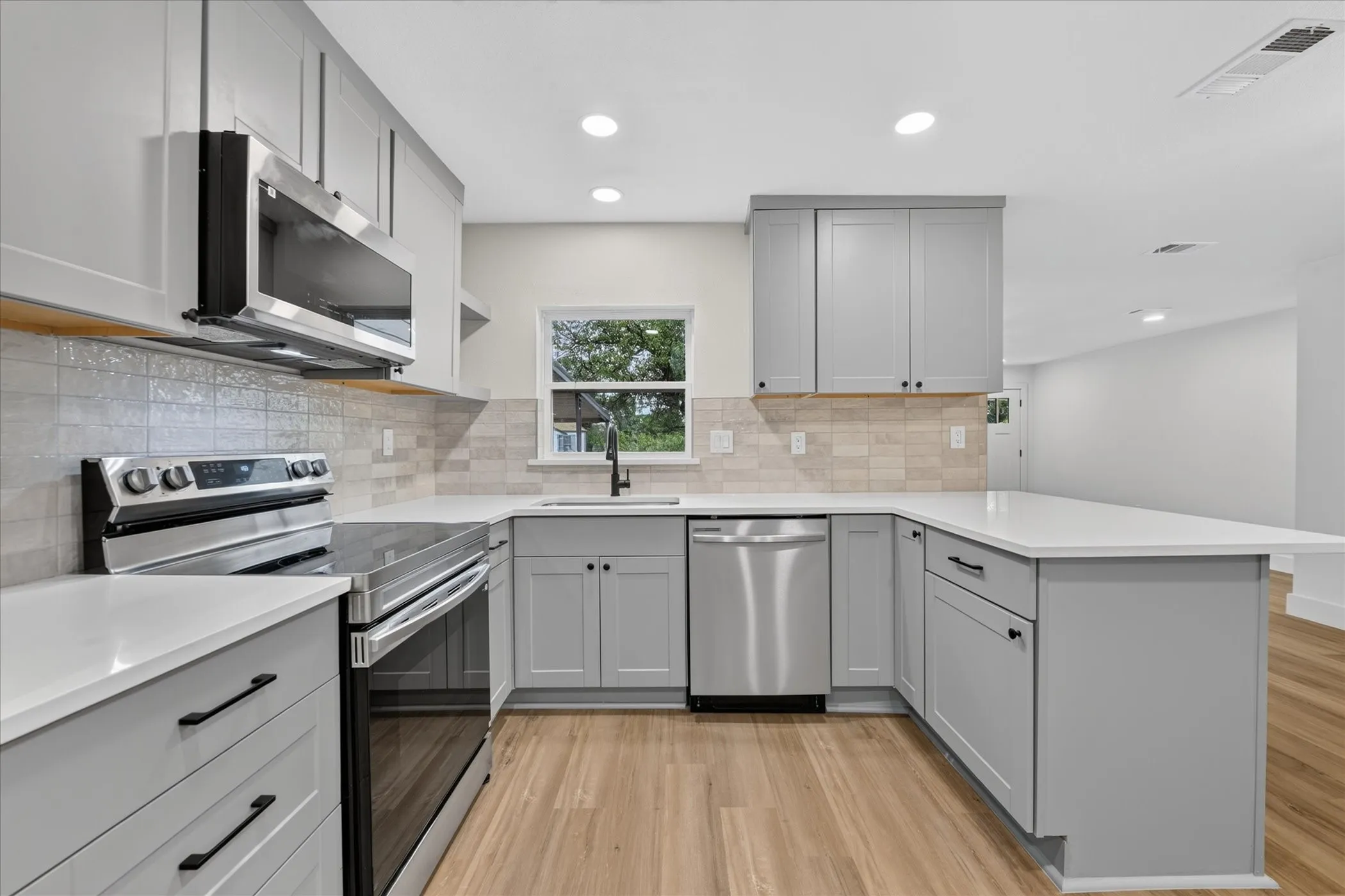 Single Family Residence For Sale in Tarrant County , 1607 Laura Road, River Oaks, Texas 76114, 3 Bedroom, 2 Bathroom, Garage spaces, 1,226 Sqft, built in 2015, mls#21393947, Real Estate Agent in River Oaks, Homes For Sale in Tarrant county, Homes For Sale in River Oaks, Realtor in River Oaks Texas, Real Estate Brokerage Independent Realty Texas, Luminita Cordes Realtor