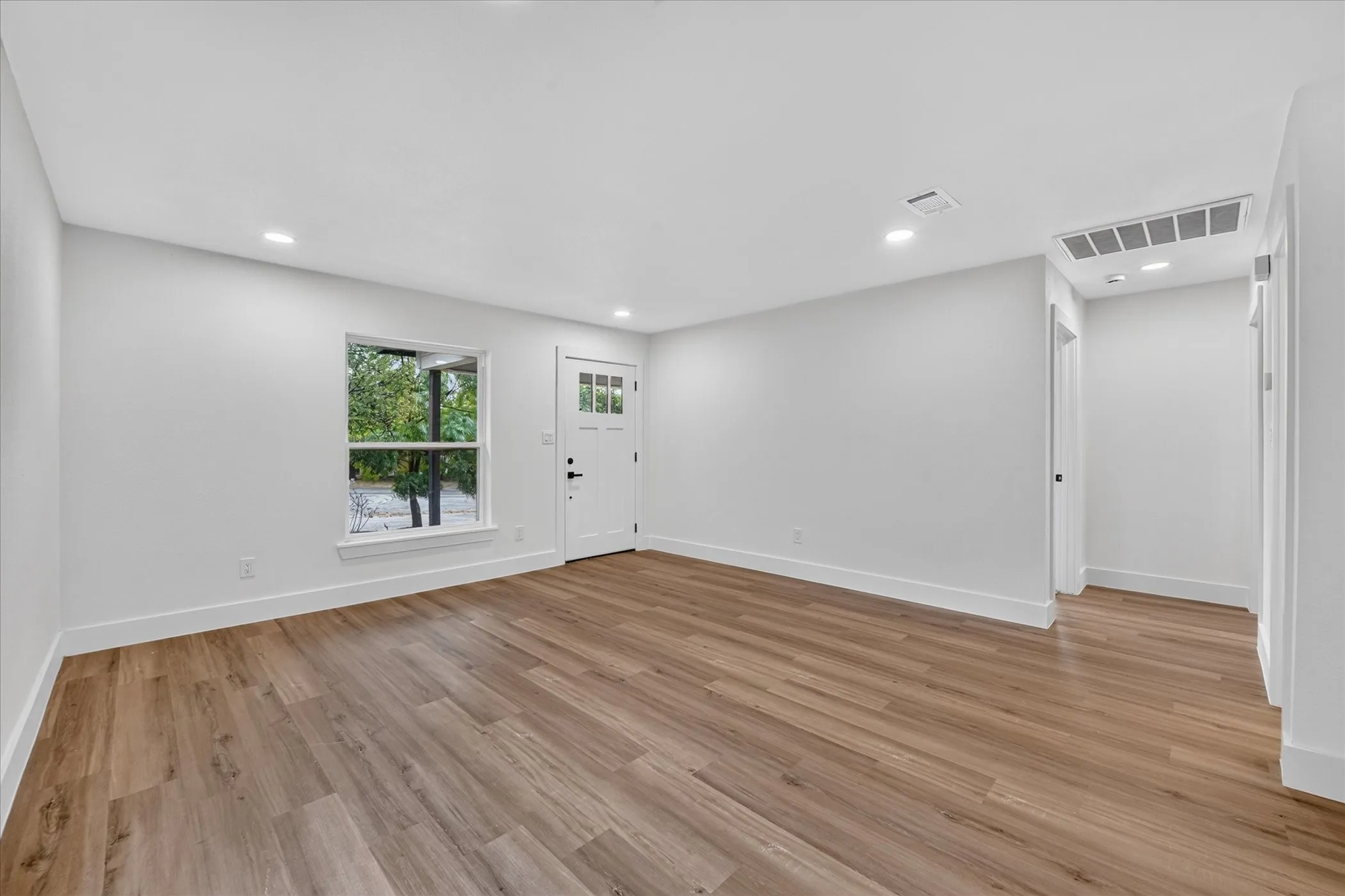 Single Family Residence For Sale in Tarrant County , 1607 Laura Road, River Oaks, Texas 76114, 3 Bedroom, 2 Bathroom, Garage spaces, 1,226 Sqft, built in 2015, mls#21393947, Real Estate Agent in River Oaks, Homes For Sale in Tarrant county, Homes For Sale in River Oaks, Realtor in River Oaks Texas, Real Estate Brokerage Independent Realty Texas, Luminita Cordes Realtor