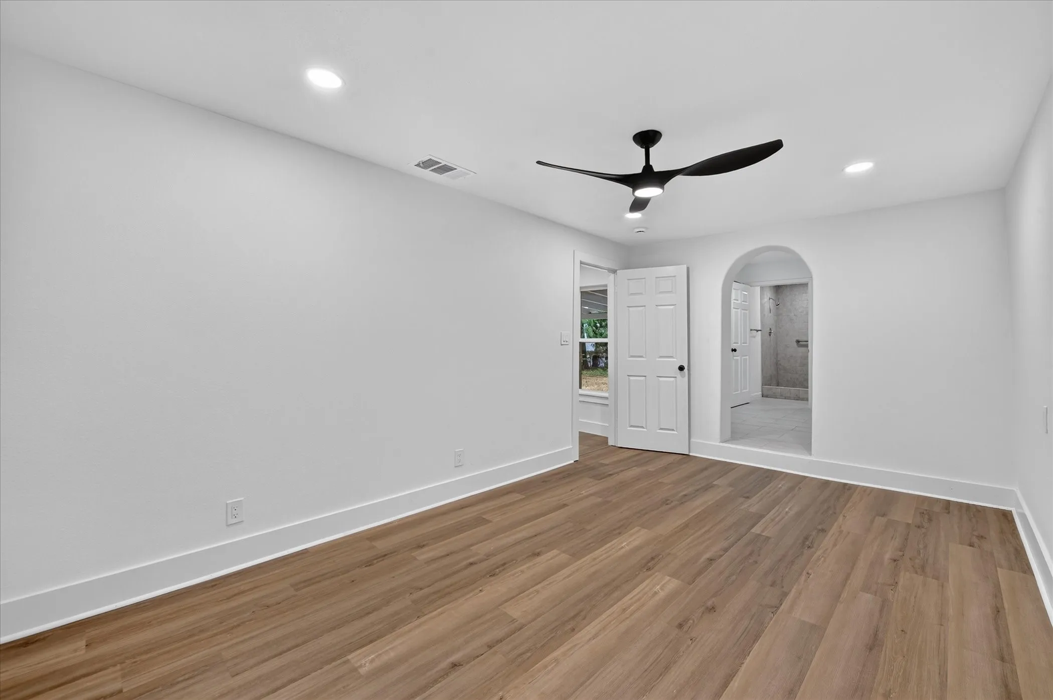 Single Family Residence For Sale in Tarrant County , 1607 Laura Road, River Oaks, Texas 76114, 3 Bedroom, 2 Bathroom, Garage spaces, 1,226 Sqft, built in 2015, mls#21393947, Real Estate Agent in River Oaks, Homes For Sale in Tarrant county, Homes For Sale in River Oaks, Realtor in River Oaks Texas, Real Estate Brokerage Independent Realty Texas, Luminita Cordes Realtor