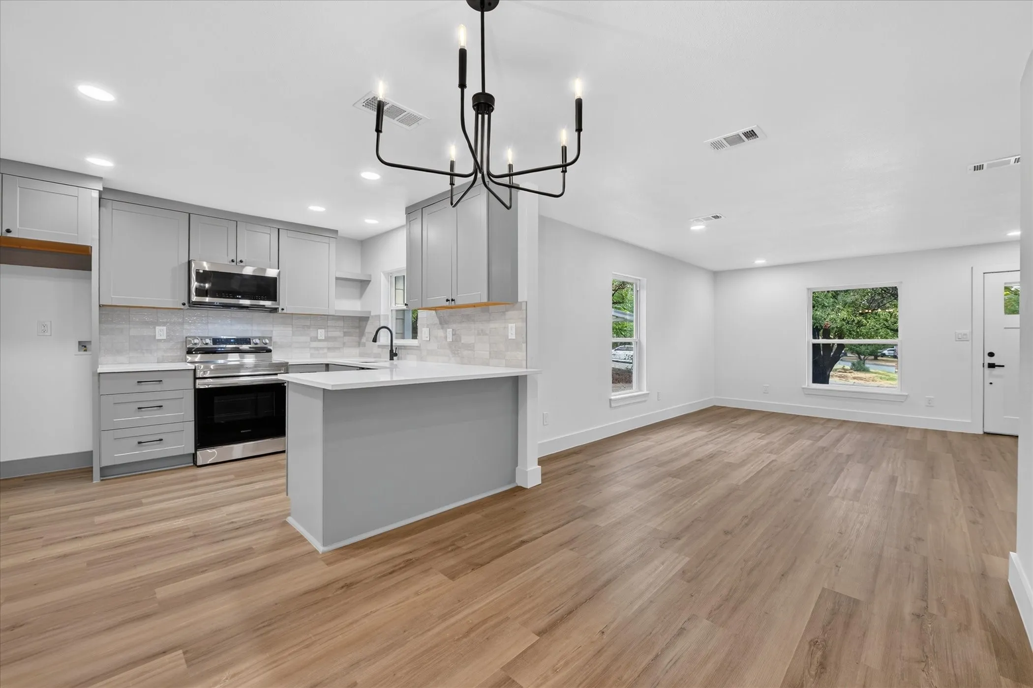 Single Family Residence For Sale in Tarrant County , 1607 Laura Road, River Oaks, Texas 76114, 3 Bedroom, 2 Bathroom, Garage spaces, 1,226 Sqft, built in 2015, mls#21393947, Real Estate Agent in River Oaks, Homes For Sale in Tarrant county, Homes For Sale in River Oaks, Realtor in River Oaks Texas, Real Estate Brokerage Independent Realty Texas, Luminita Cordes Realtor