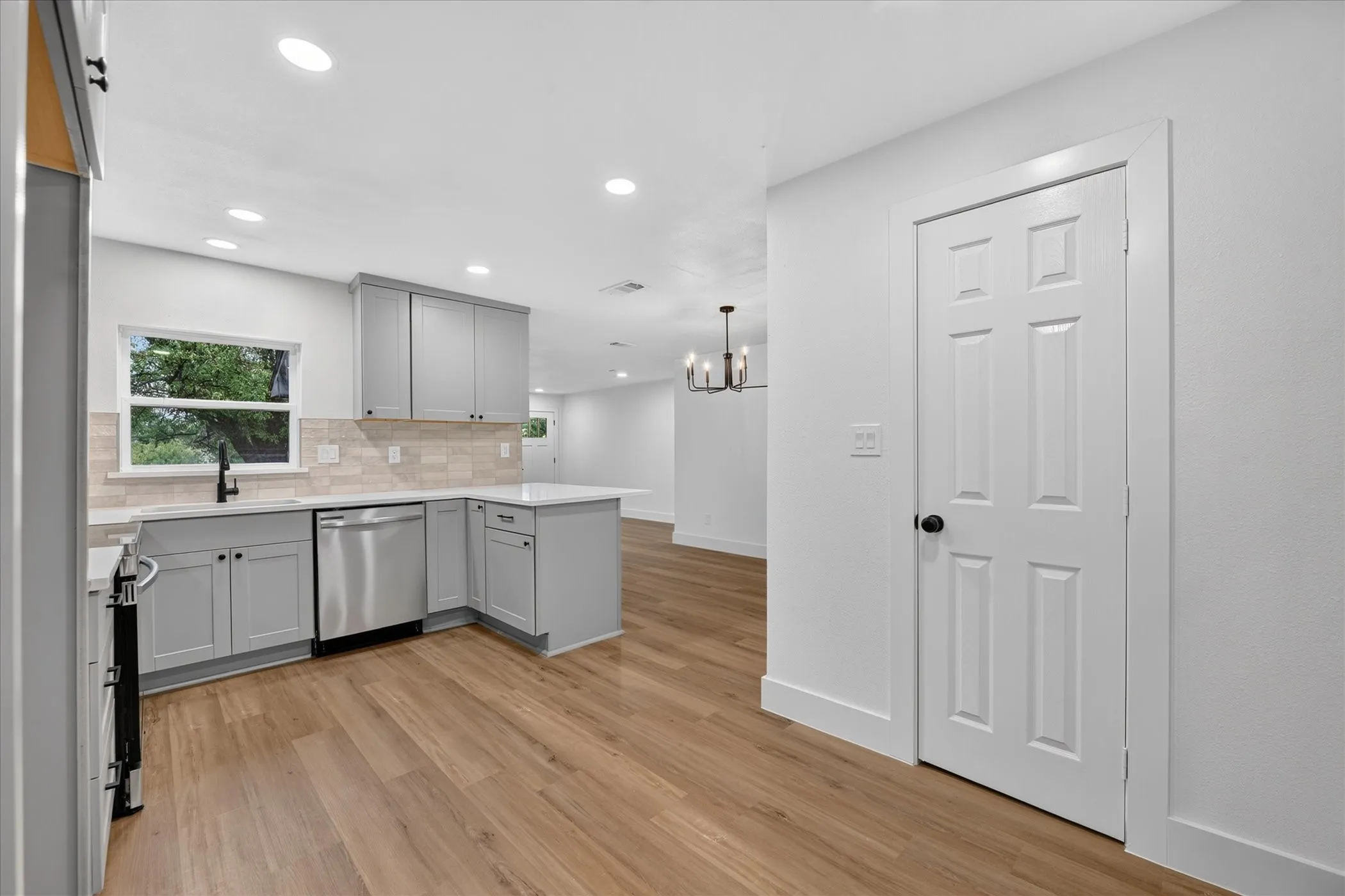 Single Family Residence For Sale in Tarrant County , 1607 Laura Road, River Oaks, Texas 76114, 3 Bedroom, 2 Bathroom, Garage spaces, 1,226 Sqft, built in 2015, mls#21393947, Real Estate Agent in River Oaks, Homes For Sale in Tarrant county, Homes For Sale in River Oaks, Realtor in River Oaks Texas, Real Estate Brokerage Independent Realty Texas, Luminita Cordes Realtor