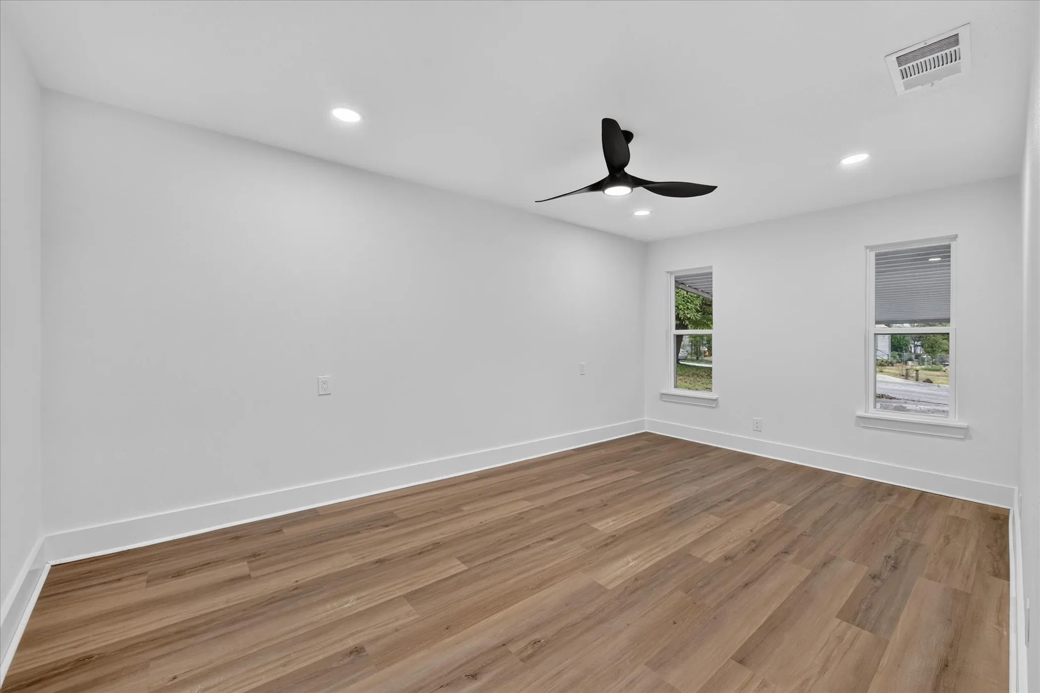 Single Family Residence For Sale in Tarrant County , 1607 Laura Road, River Oaks, Texas 76114, 3 Bedroom, 2 Bathroom, Garage spaces, 1,226 Sqft, built in 2015, mls#21393947, Real Estate Agent in River Oaks, Homes For Sale in Tarrant county, Homes For Sale in River Oaks, Realtor in River Oaks Texas, Real Estate Brokerage Independent Realty Texas, Luminita Cordes Realtor