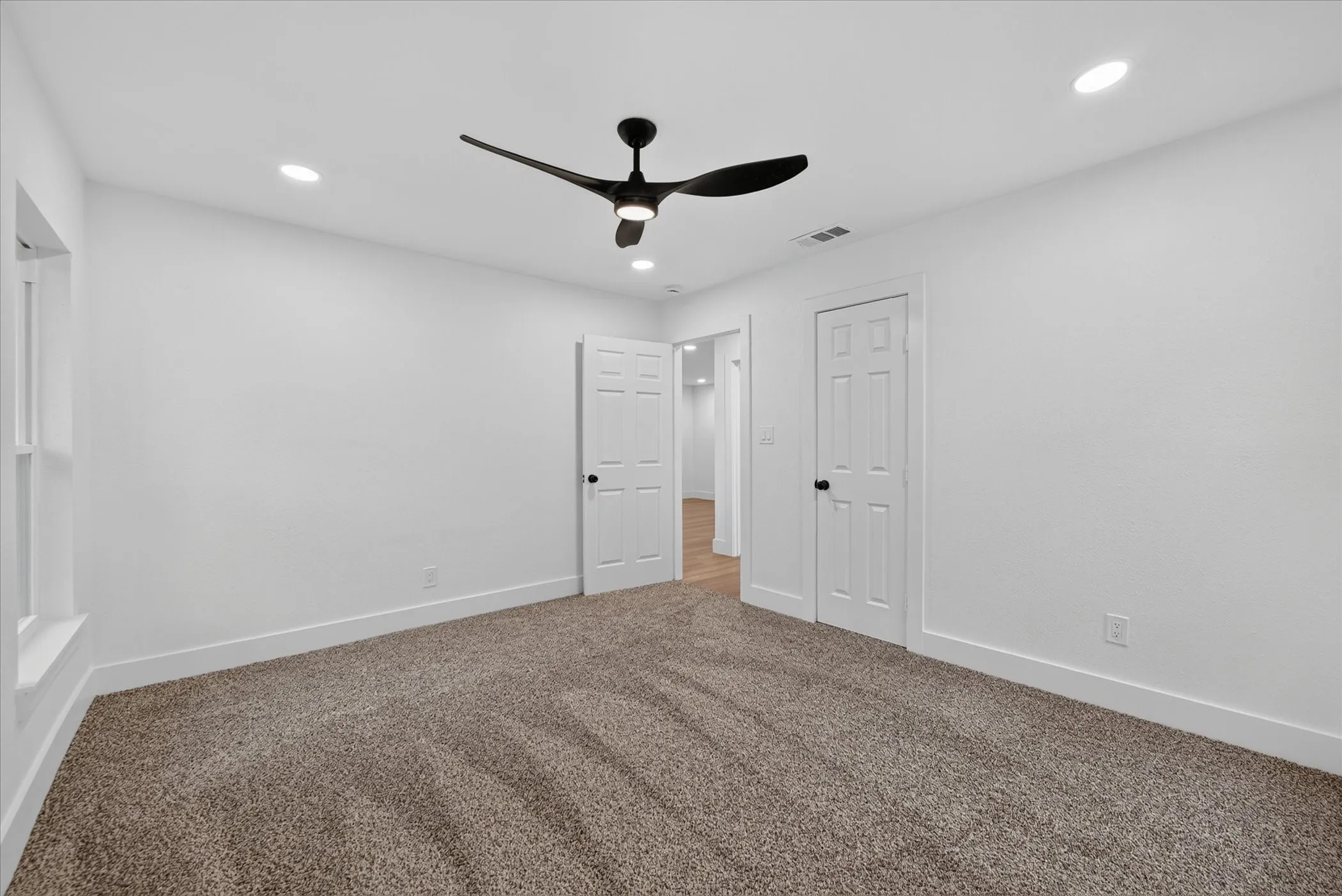 Single Family Residence For Sale in Tarrant County , 1607 Laura Road, River Oaks, Texas 76114, 3 Bedroom, 2 Bathroom, Garage spaces, 1,226 Sqft, built in 2015, mls#21393947, Real Estate Agent in River Oaks, Homes For Sale in Tarrant county, Homes For Sale in River Oaks, Realtor in River Oaks Texas, Real Estate Brokerage Independent Realty Texas, Luminita Cordes Realtor