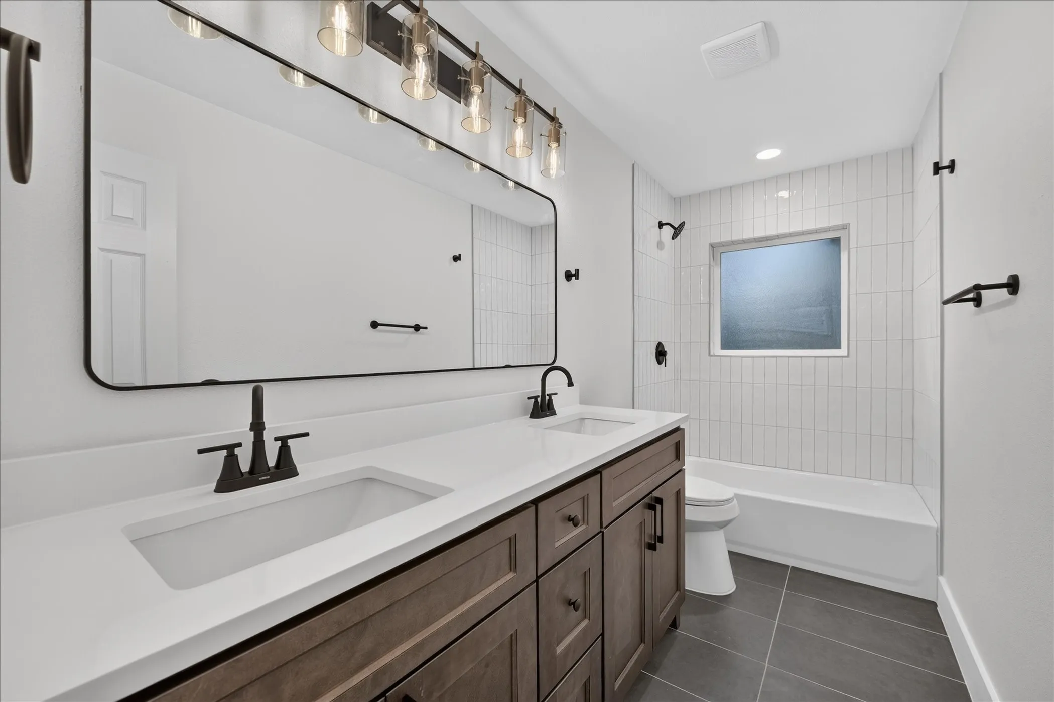 Single Family Residence For Sale in Tarrant County , 1607 Laura Road, River Oaks, Texas 76114, 3 Bedroom, 2 Bathroom, Garage spaces, 1,226 Sqft, built in 2015, mls#21393947, Real Estate Agent in River Oaks, Homes For Sale in Tarrant county, Homes For Sale in River Oaks, Realtor in River Oaks Texas, Real Estate Brokerage Independent Realty Texas, Luminita Cordes Realtor