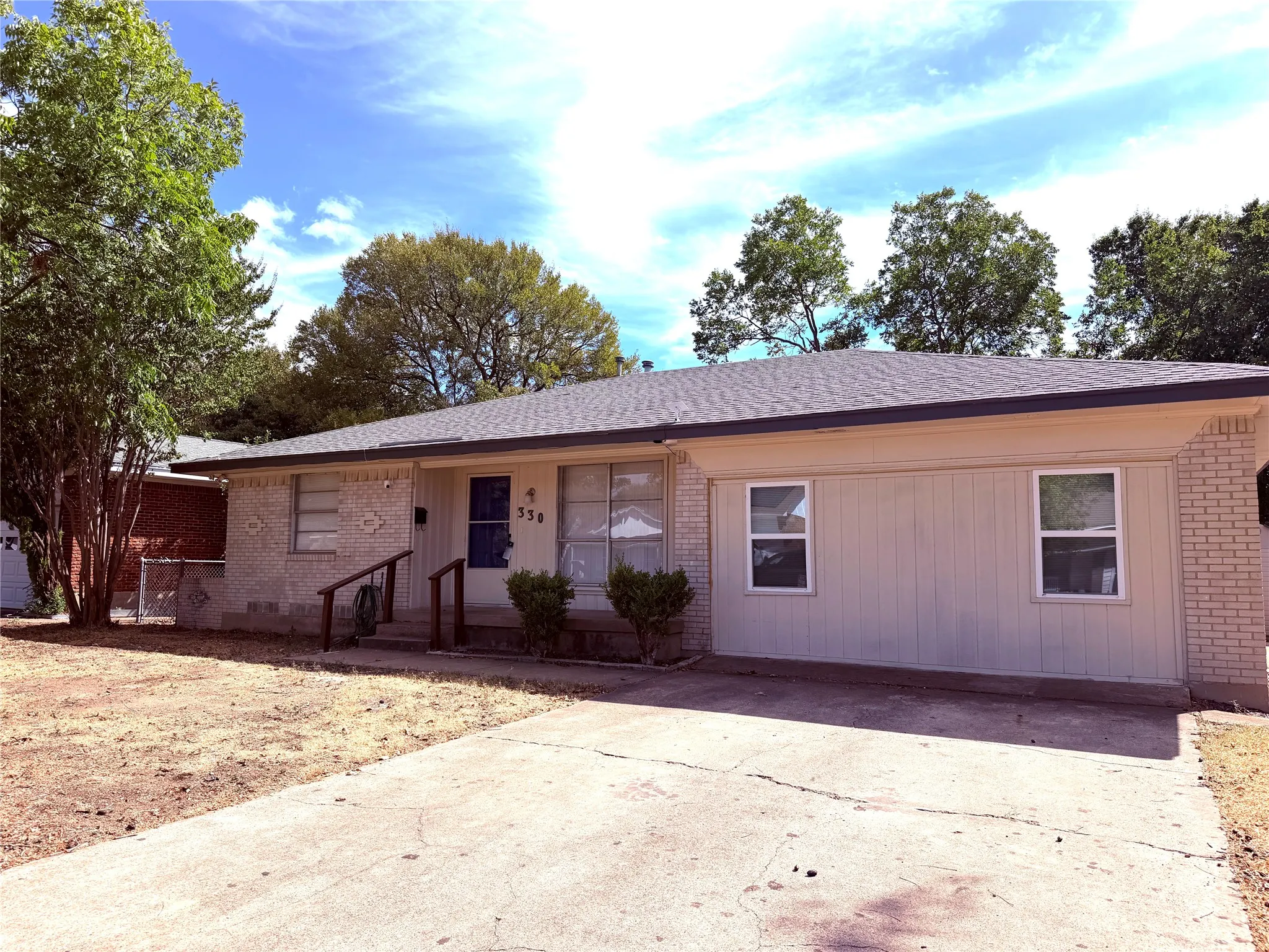 Single Family Residence For Rent in Dallas County , 330 W Orange Street, Duncanville, Texas 75116, 4 Bedroom, 2 Bathroom, Garage spaces, 1,852 Sqft, built in 1960, mls#21399465, Real Estate Agent in Duncanville, Homes For Rent in Dallas county, Homes For Rent in Duncanville, Realtor in Duncanville Texas, Real Estate Brokerage Independent Realty Texas, Luminita Cordes Realtor