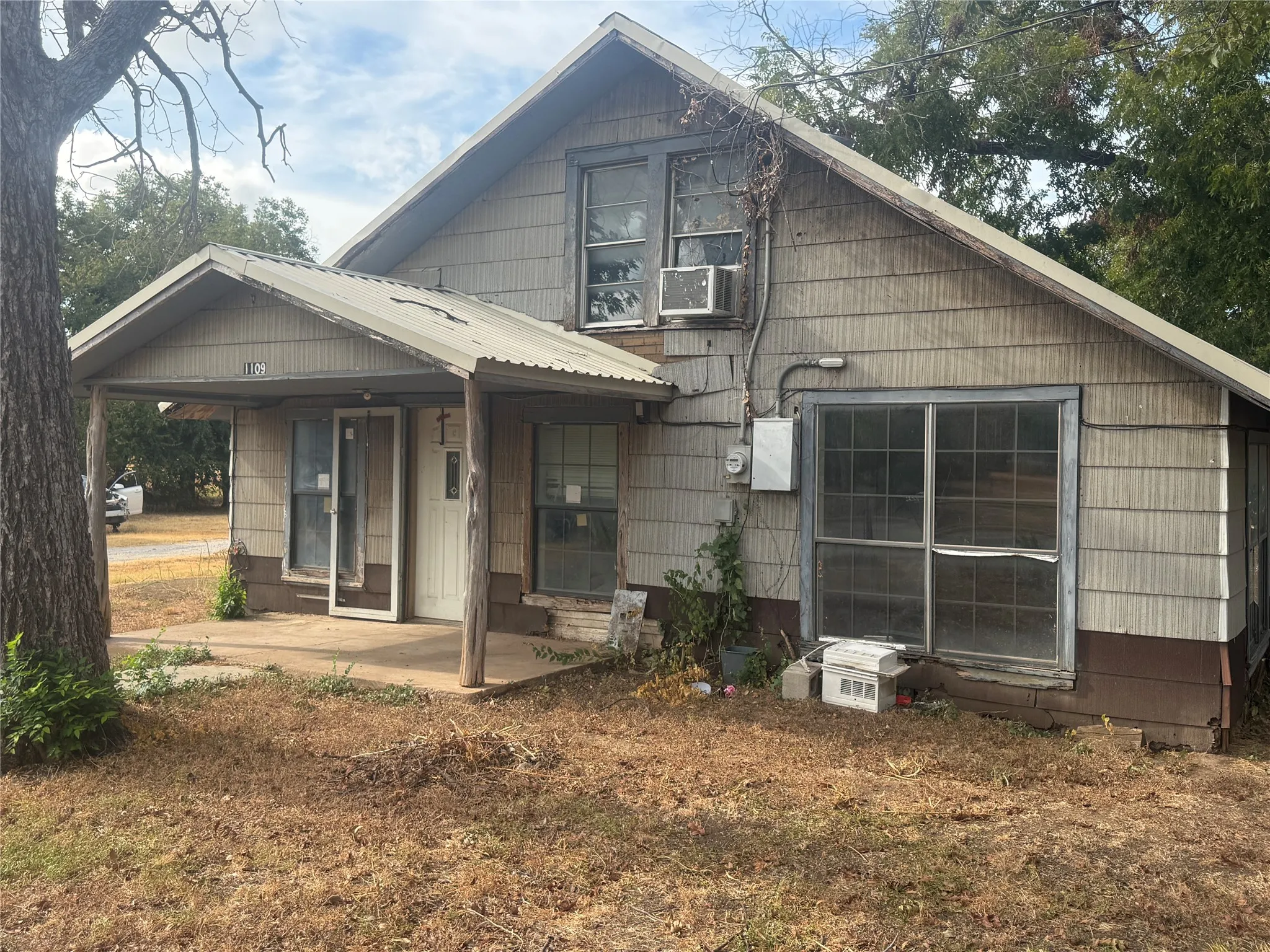 Single Family Residence For Sale in Brown County , 1109 Duke Street, Brownwood, Texas 76801, 4 Bedroom, 1 Bathroom, 1 Garage spaces, 1,971 Sqft, built in 0, mls#21399716, Real Estate Agent in Brownwood, Homes For Sale in Brown county, Homes For Sale in Brownwood, Realtor in Brownwood Texas, Real Estate Brokerage Independent Realty Texas, Luminita Cordes Realtor