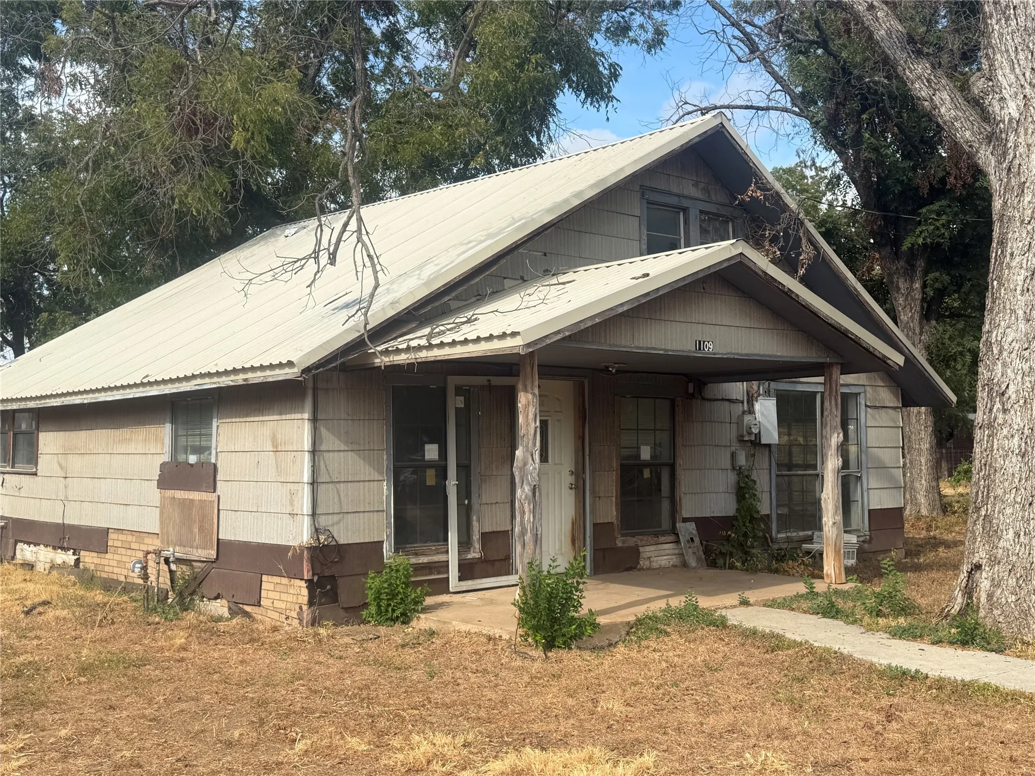 Single Family Residence For Sale in Brown County , 1109 Duke Street, Brownwood, Texas 76801, 4 Bedroom, 1 Bathroom, 1 Garage spaces, 1,971 Sqft, built in 0, mls#21399716, Real Estate Agent in Brownwood, Homes For Sale in Brown county, Homes For Sale in Brownwood, Realtor in Brownwood Texas, Real Estate Brokerage Independent Realty Texas, Luminita Cordes Realtor