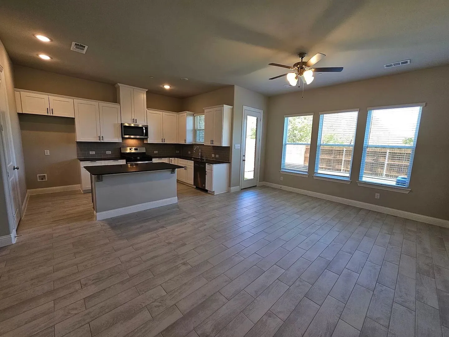 Townhouse For Rent in Denton County , 549 Hutchinson Lane, Lewisville, Texas 75077, 3 Bedroom, 3 Bathroom, 2 Garage spaces, 1,920 Sqft, built in 2022, mls#21399924, Real Estate Agent in Lewisville, Homes For Rent in Denton county, Homes For Rent in Lewisville, Realtor in Lewisville Texas, Real Estate Brokerage Independent Realty Texas, Luminita Cordes Realtor