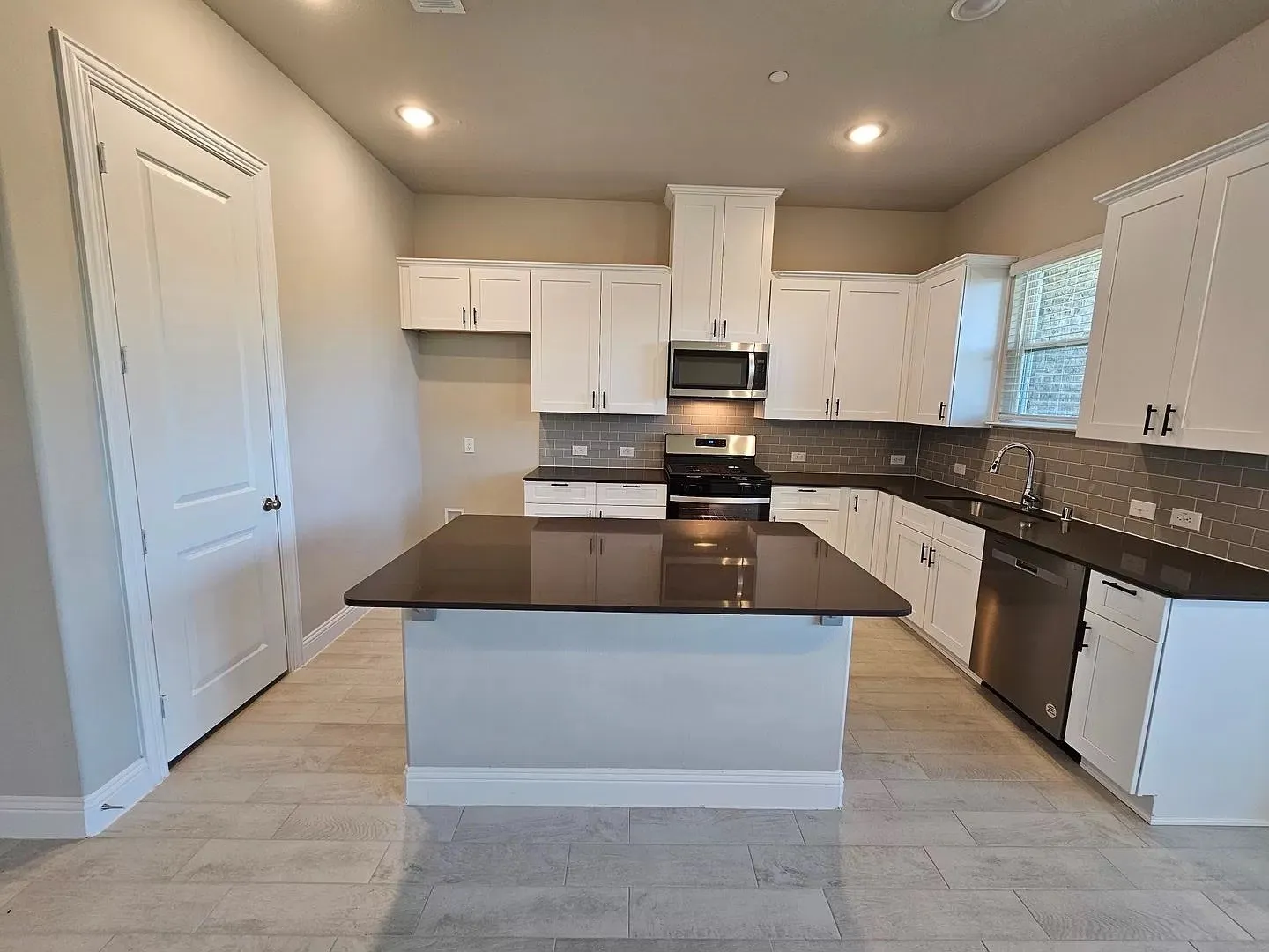Townhouse For Rent in Denton County , 549 Hutchinson Lane, Lewisville, Texas 75077, 3 Bedroom, 3 Bathroom, 2 Garage spaces, 1,920 Sqft, built in 2022, mls#21399924, Real Estate Agent in Lewisville, Homes For Rent in Denton county, Homes For Rent in Lewisville, Realtor in Lewisville Texas, Real Estate Brokerage Independent Realty Texas, Luminita Cordes Realtor
