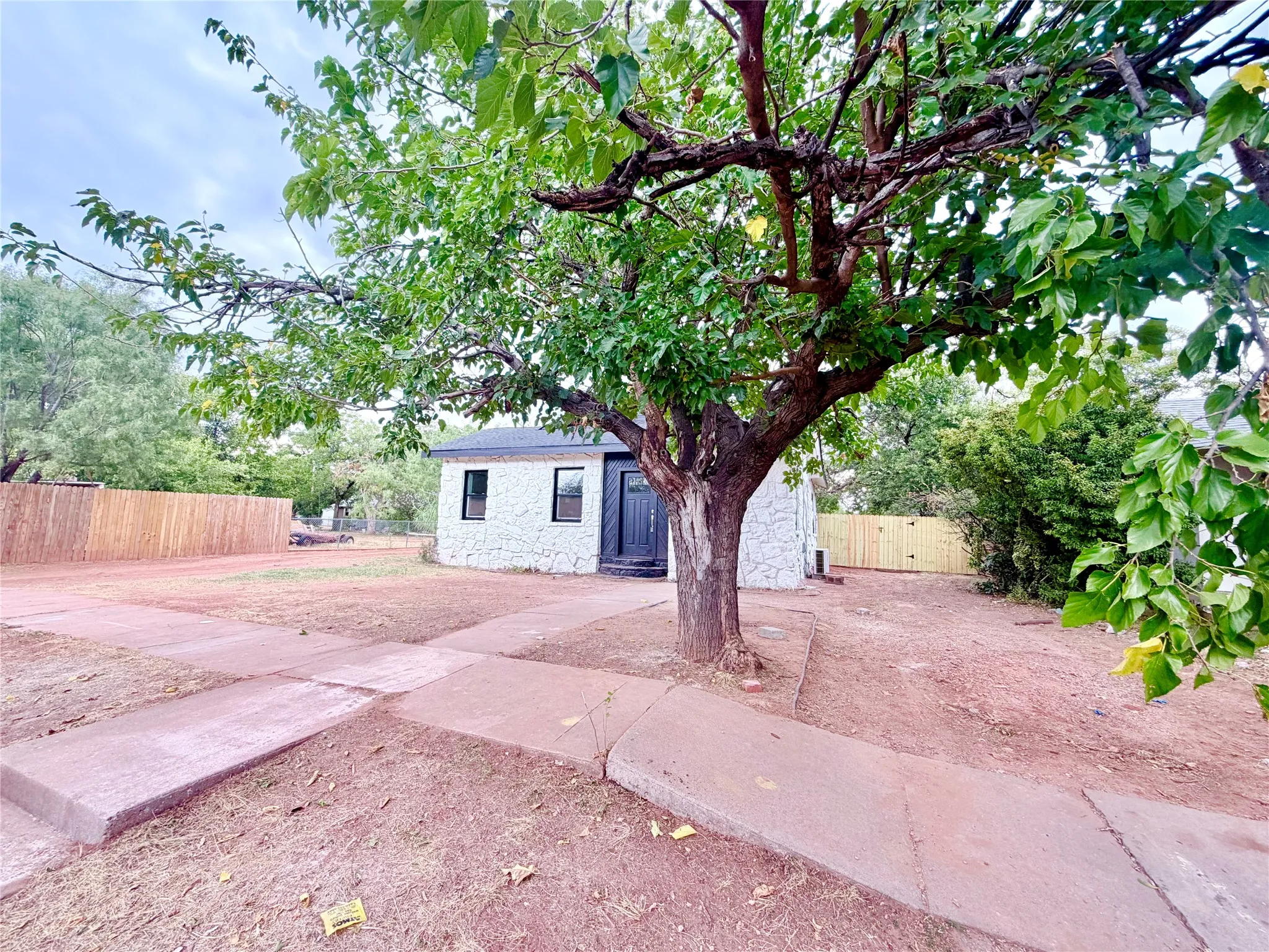 Single Family Residence For Sale in Taylor County , 525 Miller Street, Abilene, Texas 79605, 2 Bedroom, 1 Bathroom, Garage spaces, 948 Sqft, built in 1927, mls#21393302, Real Estate Agent in Abilene, Homes For Sale in Taylor county, Homes For Sale in Abilene, Realtor in Abilene Texas, Real Estate Brokerage Independent Realty Texas, Luminita Cordes Realtor