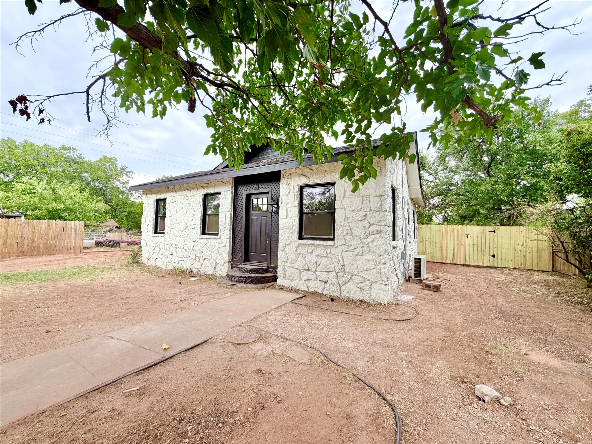 Single Family Residence For Sale in Taylor County , 525 Miller Street, Abilene, Texas 79605, 2 Bedroom, 1 Bathroom, Garage spaces, 948 Sqft, built in 1927, mls#21393302, Real Estate Agent in Abilene, Homes For Sale in Taylor county, Homes For Sale in Abilene, Realtor in Abilene Texas, Real Estate Brokerage Independent Realty Texas, Luminita Cordes Realtor