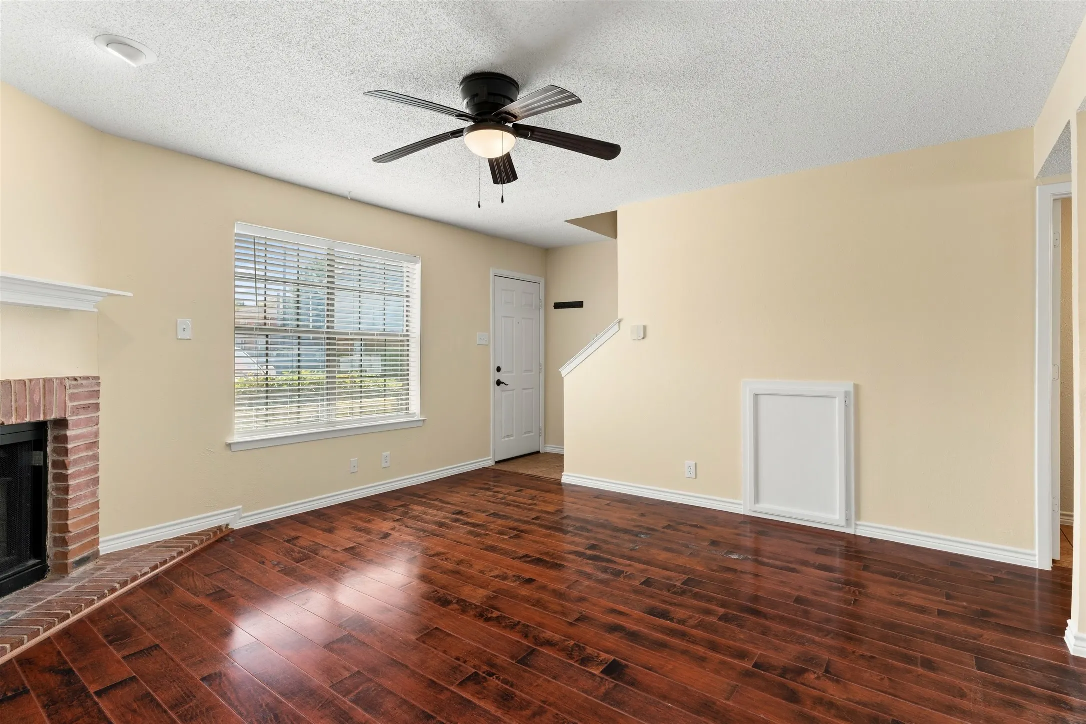 Condominium For Sale in Denton County , 716 W Mulberry Street 1C, Denton, Texas 76201, 2 Bedroom, 3 Bathroom, Garage spaces, 1,130 Sqft, built in 1984, mls#21398912, Real Estate Agent in Denton, Homes For Sale in Denton county, Homes For Sale in Denton, Realtor in Denton Texas, Real Estate Brokerage Independent Realty Texas, Luminita Cordes Realtor
