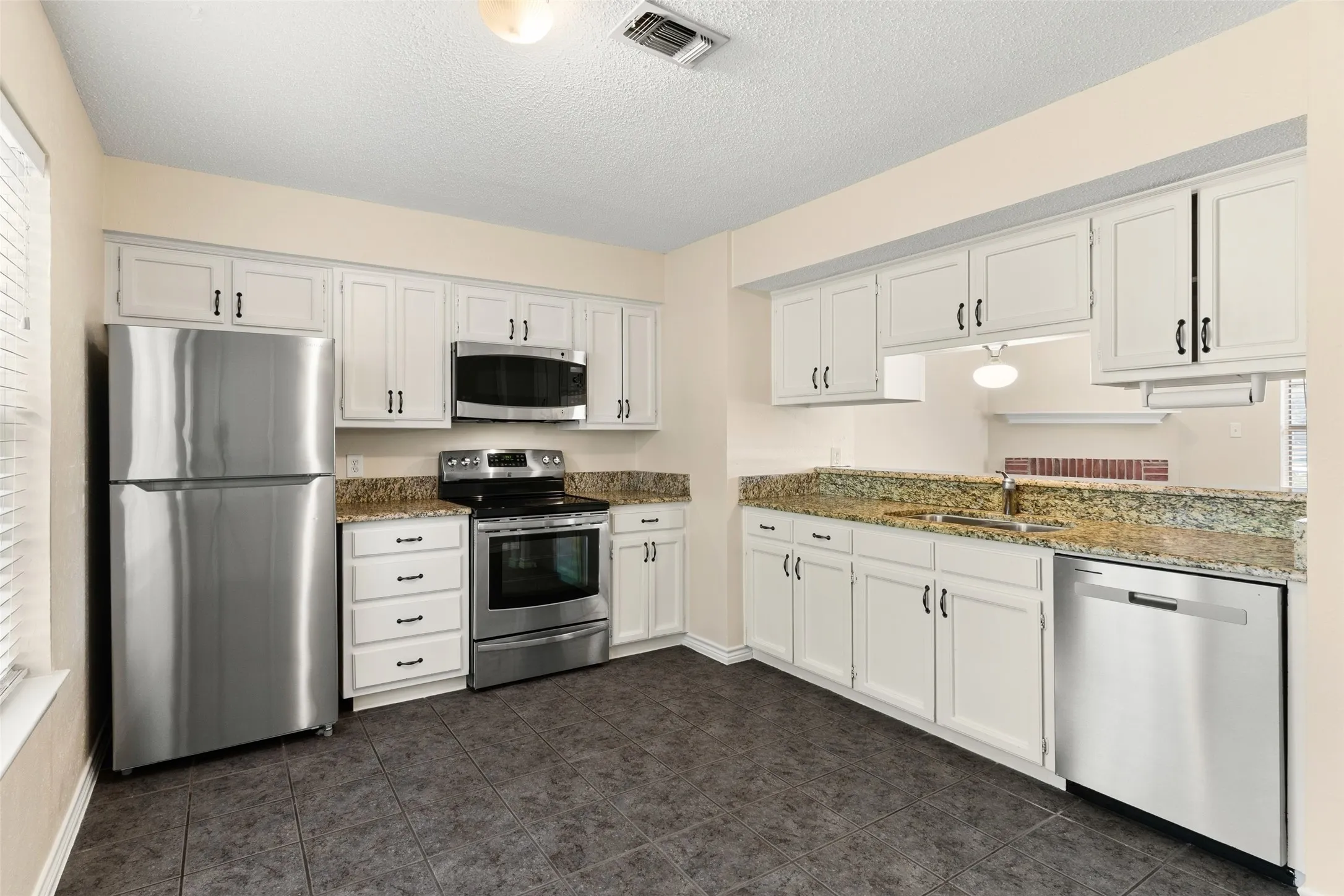 Condominium For Sale in Denton County , 716 W Mulberry Street 1C, Denton, Texas 76201, 2 Bedroom, 3 Bathroom, Garage spaces, 1,130 Sqft, built in 1984, mls#21398912, Real Estate Agent in Denton, Homes For Sale in Denton county, Homes For Sale in Denton, Realtor in Denton Texas, Real Estate Brokerage Independent Realty Texas, Luminita Cordes Realtor
