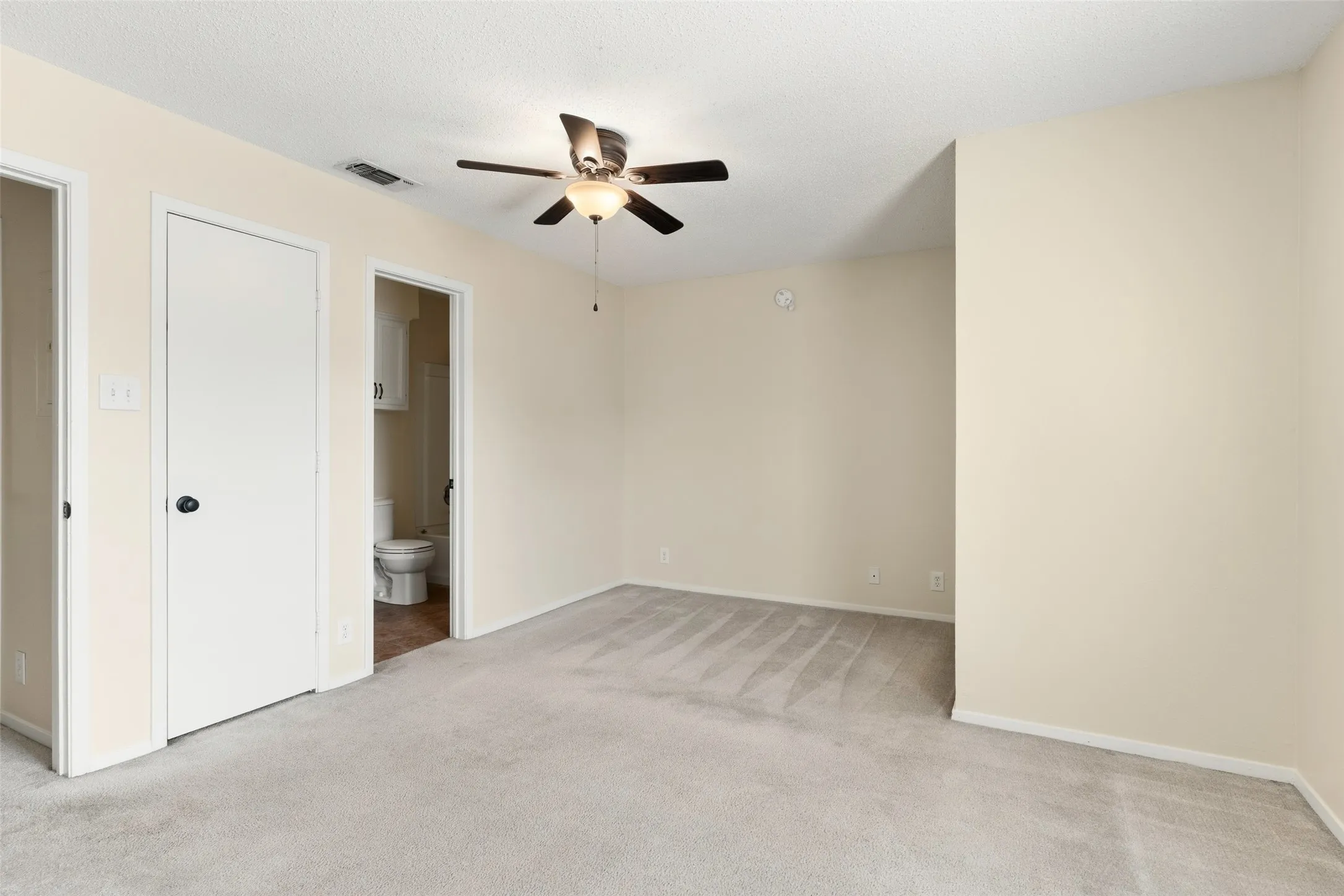 Condominium For Sale in Denton County , 716 W Mulberry Street 1C, Denton, Texas 76201, 2 Bedroom, 3 Bathroom, Garage spaces, 1,130 Sqft, built in 1984, mls#21398912, Real Estate Agent in Denton, Homes For Sale in Denton county, Homes For Sale in Denton, Realtor in Denton Texas, Real Estate Brokerage Independent Realty Texas, Luminita Cordes Realtor