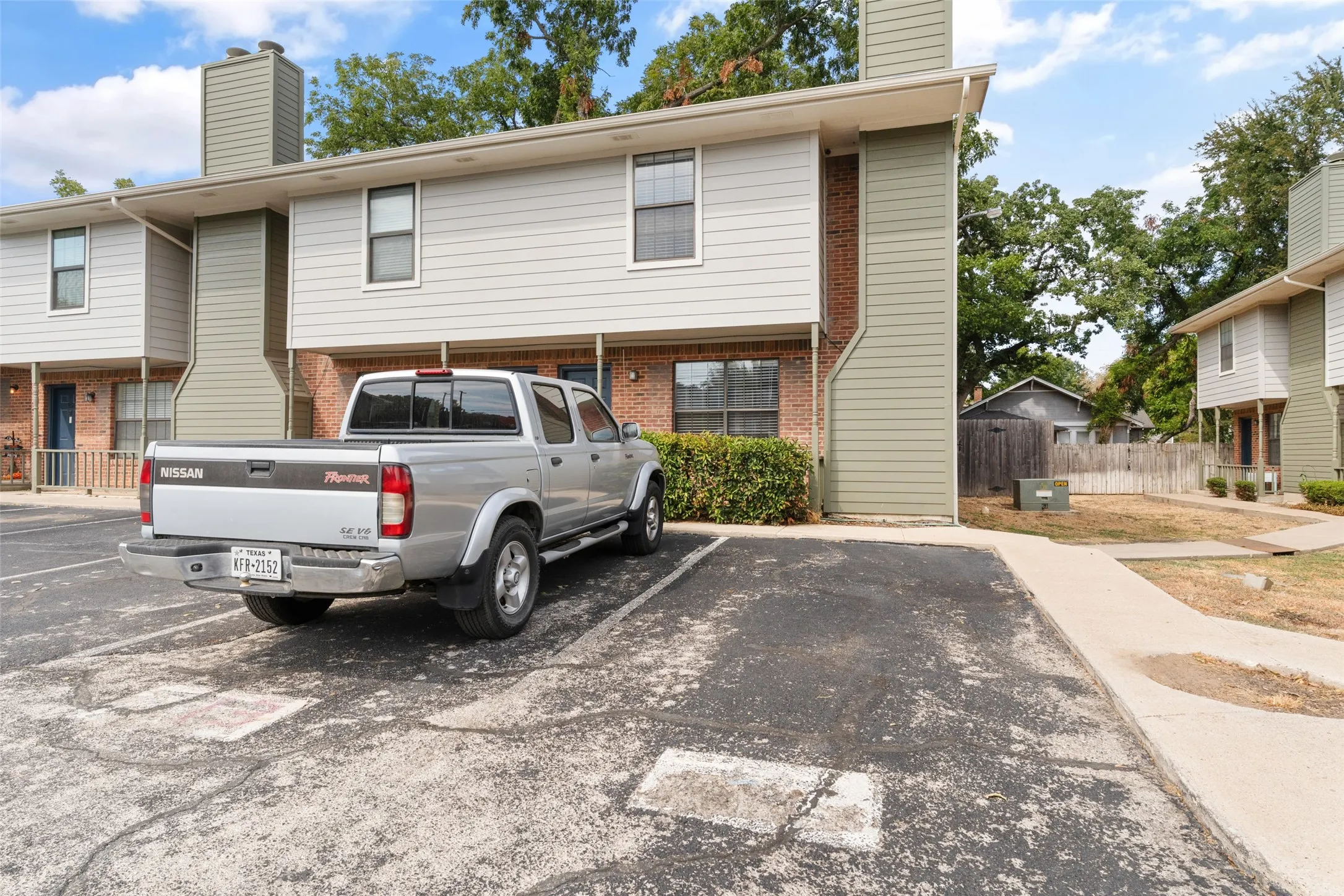 Condominium For Sale in Denton County , 716 W Mulberry Street 1C, Denton, Texas 76201, 2 Bedroom, 3 Bathroom, Garage spaces, 1,130 Sqft, built in 1984, mls#21398912, Real Estate Agent in Denton, Homes For Sale in Denton county, Homes For Sale in Denton, Realtor in Denton Texas, Real Estate Brokerage Independent Realty Texas, Luminita Cordes Realtor