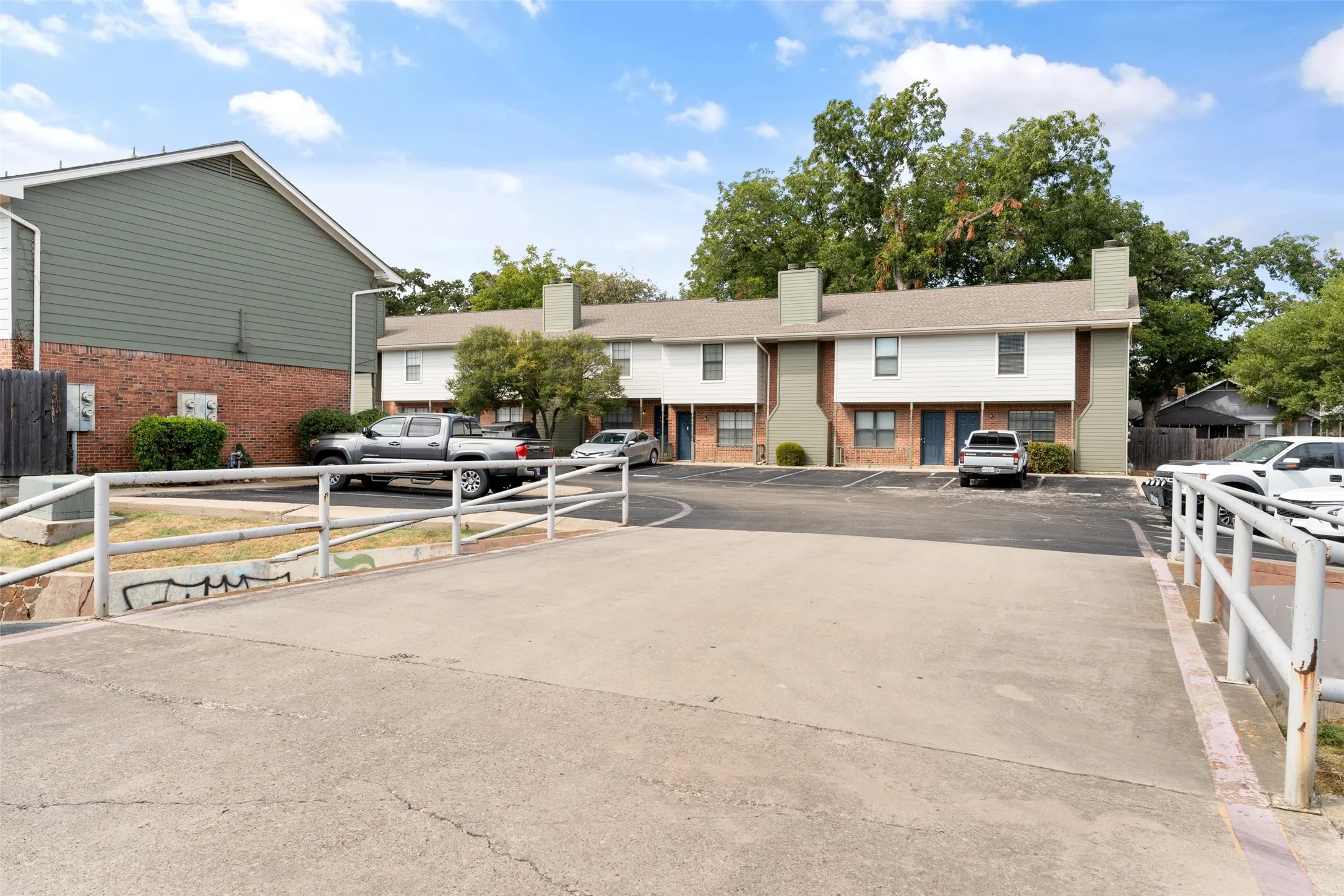 Condominium For Sale in Denton County , 716 W Mulberry Street 1C, Denton, Texas 76201, 2 Bedroom, 3 Bathroom, Garage spaces, 1,130 Sqft, built in 1984, mls#21398912, Real Estate Agent in Denton, Homes For Sale in Denton county, Homes For Sale in Denton, Realtor in Denton Texas, Real Estate Brokerage Independent Realty Texas, Luminita Cordes Realtor