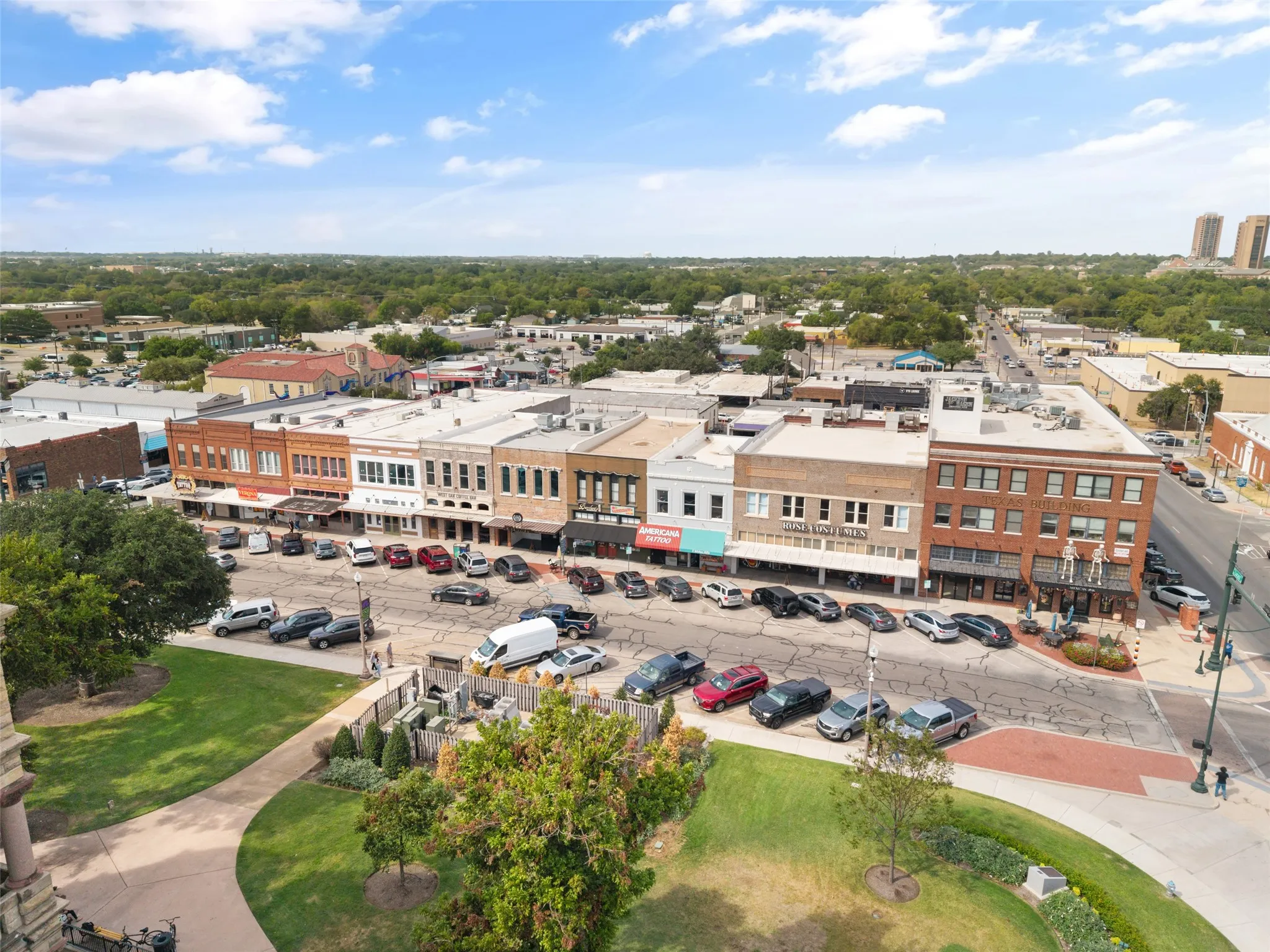 Condominium For Sale in Denton County , 716 W Mulberry Street 1C, Denton, Texas 76201, 2 Bedroom, 3 Bathroom, Garage spaces, 1,130 Sqft, built in 1984, mls#21398912, Real Estate Agent in Denton, Homes For Sale in Denton county, Homes For Sale in Denton, Realtor in Denton Texas, Real Estate Brokerage Independent Realty Texas, Luminita Cordes Realtor