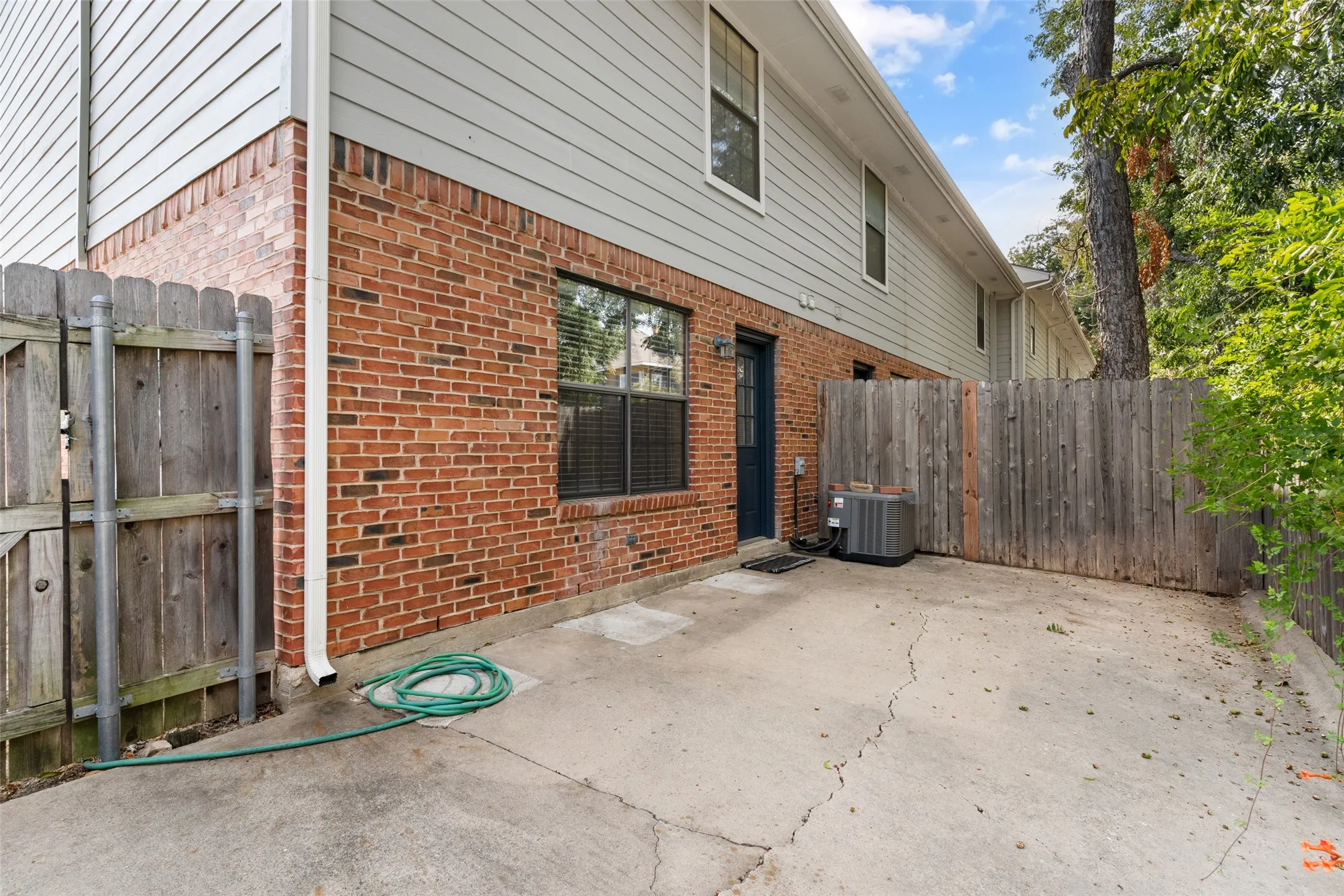 Condominium For Sale in Denton County , 716 W Mulberry Street 1C, Denton, Texas 76201, 2 Bedroom, 3 Bathroom, Garage spaces, 1,130 Sqft, built in 1984, mls#21398912, Real Estate Agent in Denton, Homes For Sale in Denton county, Homes For Sale in Denton, Realtor in Denton Texas, Real Estate Brokerage Independent Realty Texas, Luminita Cordes Realtor