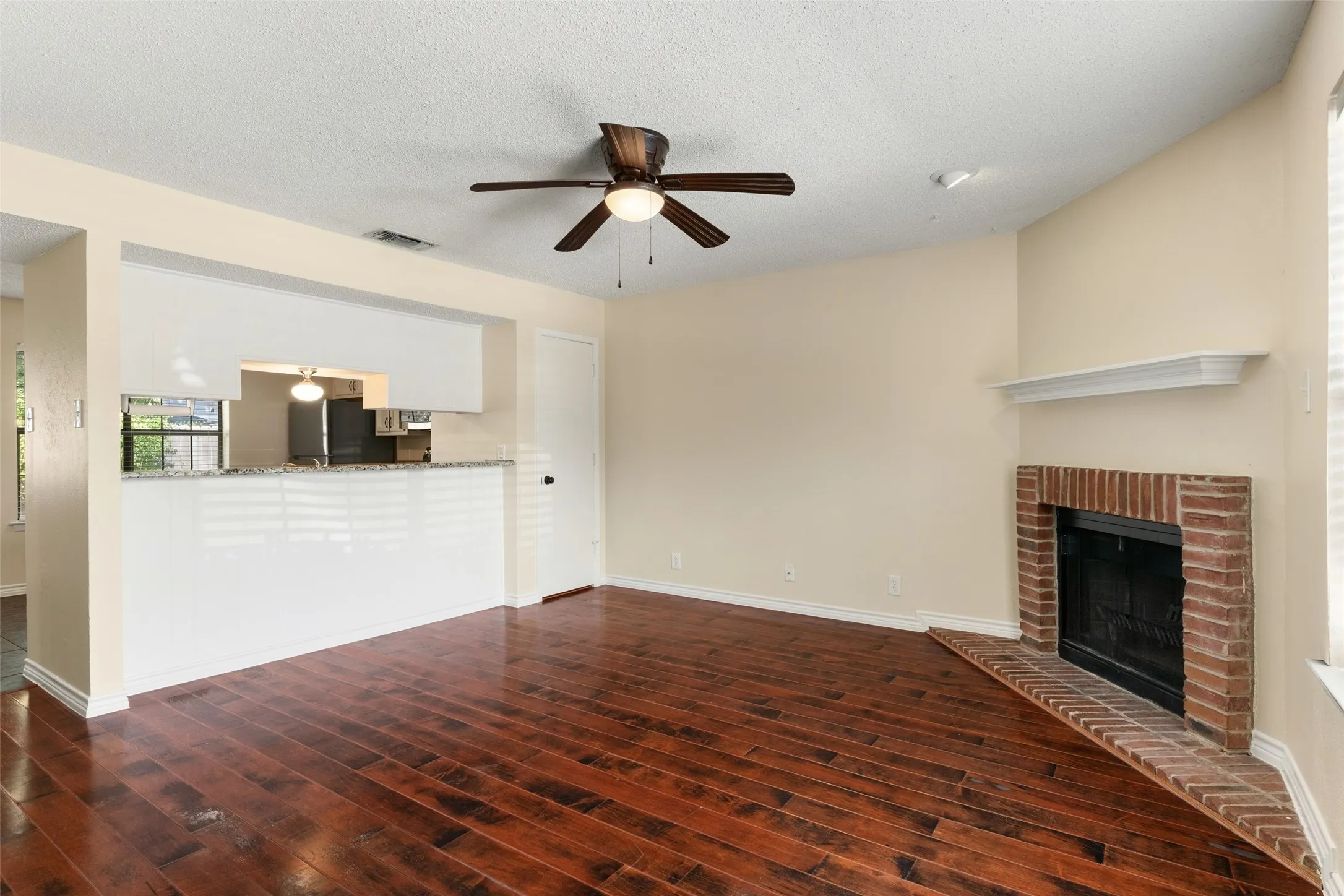 Condominium For Sale in Denton County , 716 W Mulberry Street 1C, Denton, Texas 76201, 2 Bedroom, 3 Bathroom, Garage spaces, 1,130 Sqft, built in 1984, mls#21398912, Real Estate Agent in Denton, Homes For Sale in Denton county, Homes For Sale in Denton, Realtor in Denton Texas, Real Estate Brokerage Independent Realty Texas, Luminita Cordes Realtor