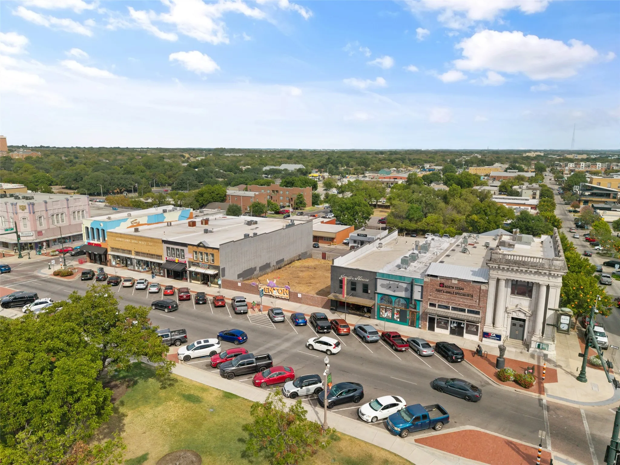 Condominium For Sale in Denton County , 716 W Mulberry Street 1C, Denton, Texas 76201, 2 Bedroom, 3 Bathroom, Garage spaces, 1,130 Sqft, built in 1984, mls#21398912, Real Estate Agent in Denton, Homes For Sale in Denton county, Homes For Sale in Denton, Realtor in Denton Texas, Real Estate Brokerage Independent Realty Texas, Luminita Cordes Realtor