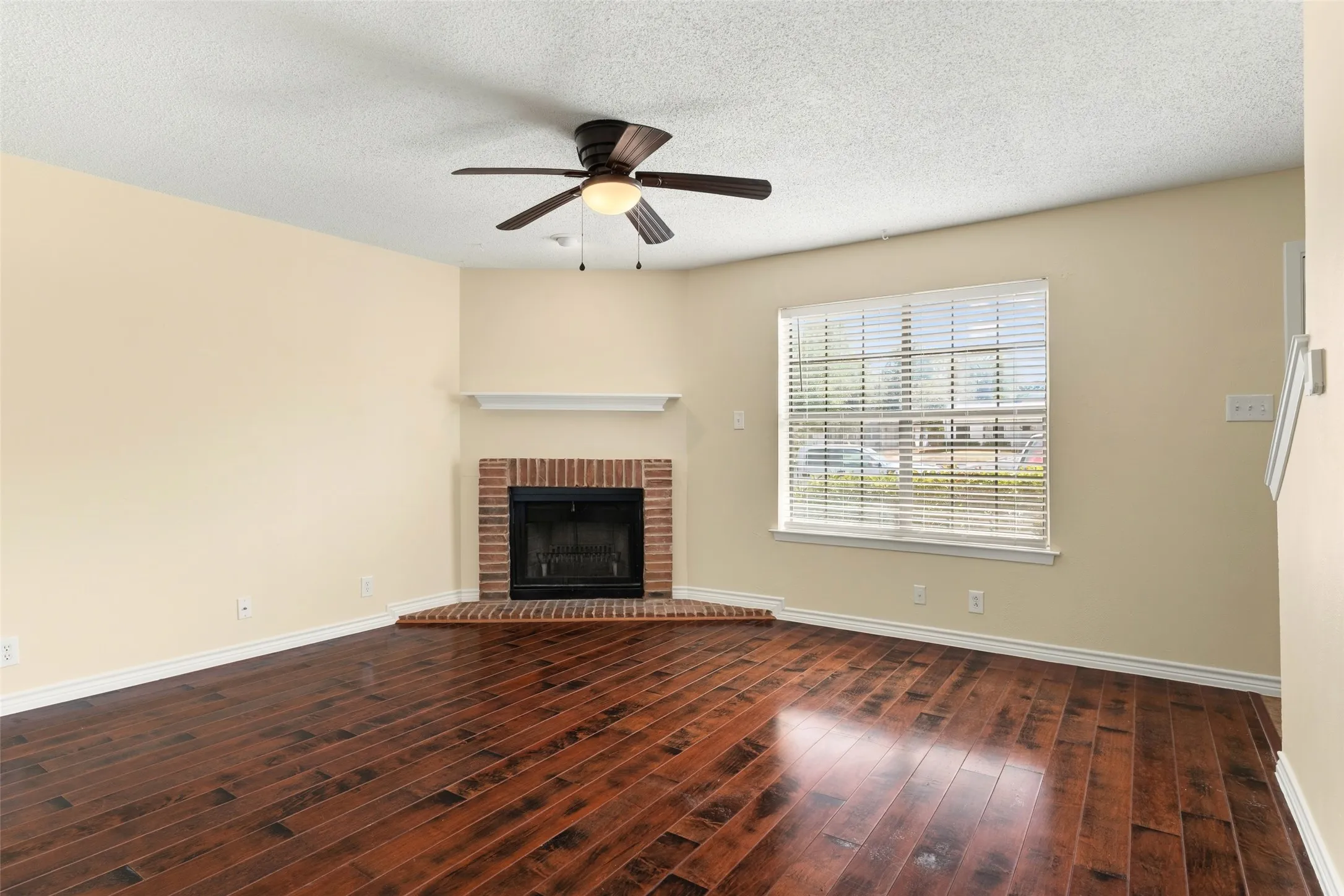 Condominium For Sale in Denton County , 716 W Mulberry Street 1C, Denton, Texas 76201, 2 Bedroom, 3 Bathroom, Garage spaces, 1,130 Sqft, built in 1984, mls#21398912, Real Estate Agent in Denton, Homes For Sale in Denton county, Homes For Sale in Denton, Realtor in Denton Texas, Real Estate Brokerage Independent Realty Texas, Luminita Cordes Realtor