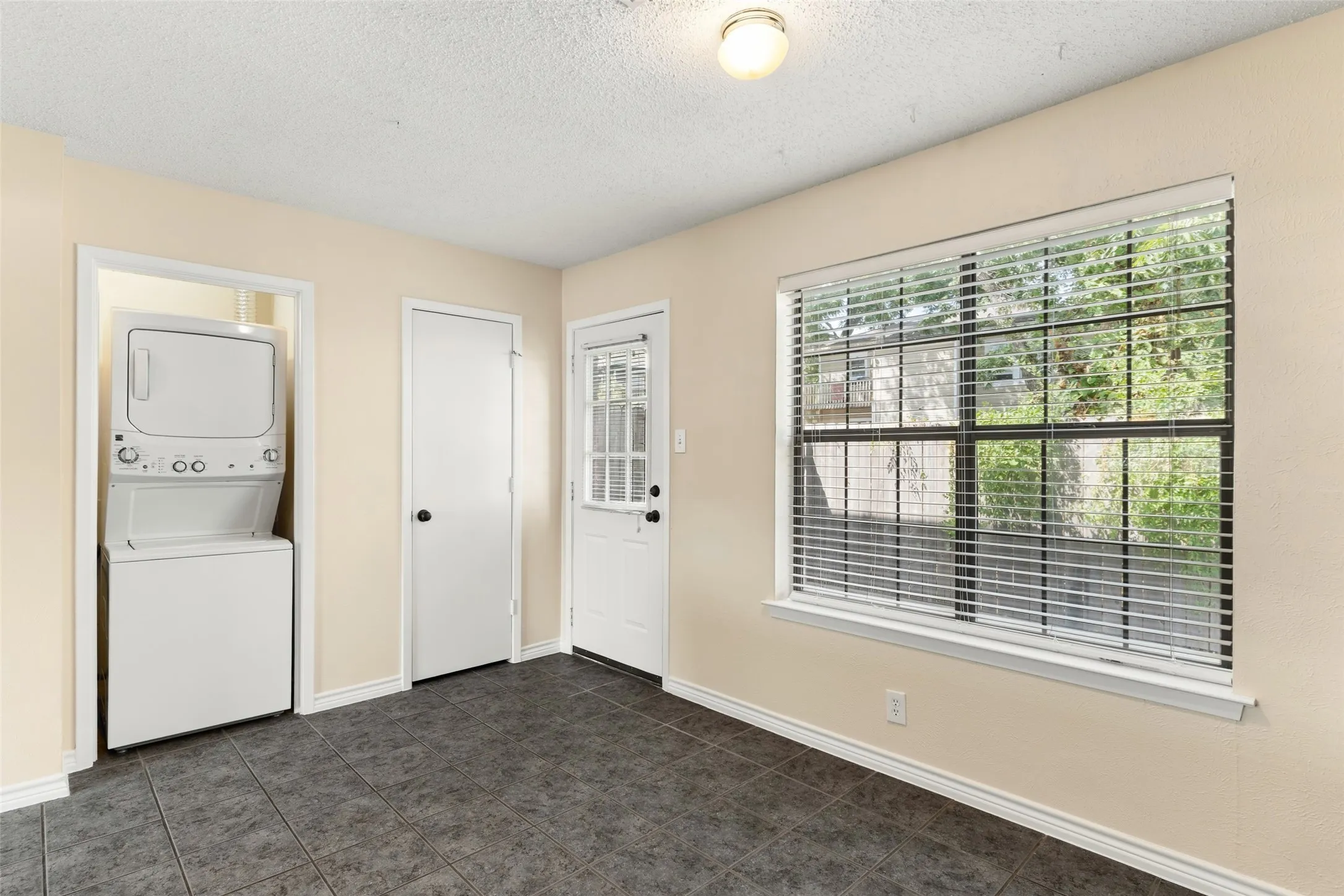 Condominium For Sale in Denton County , 716 W Mulberry Street 1C, Denton, Texas 76201, 2 Bedroom, 3 Bathroom, Garage spaces, 1,130 Sqft, built in 1984, mls#21398912, Real Estate Agent in Denton, Homes For Sale in Denton county, Homes For Sale in Denton, Realtor in Denton Texas, Real Estate Brokerage Independent Realty Texas, Luminita Cordes Realtor