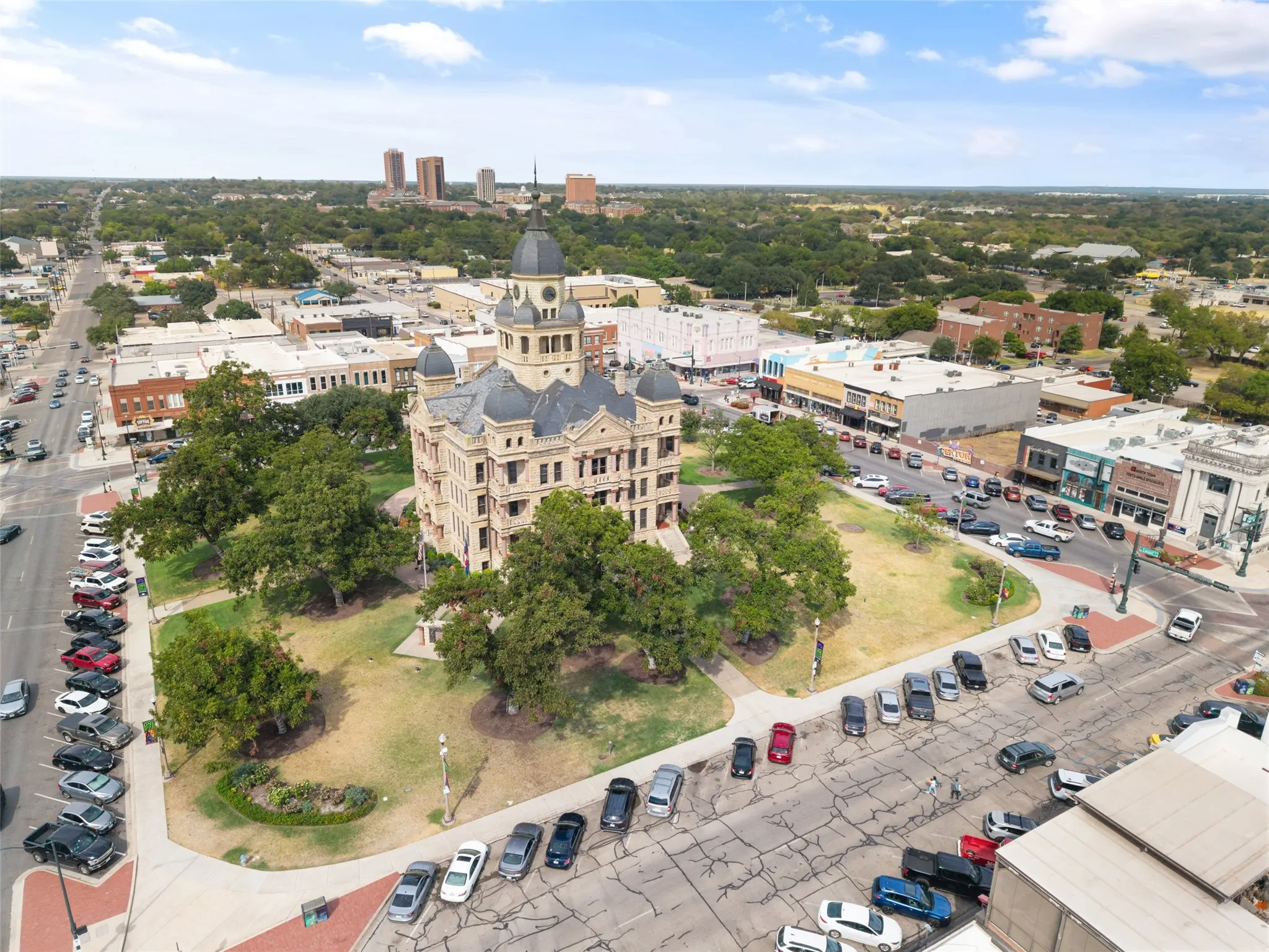 Condominium For Sale in Denton County , 716 W Mulberry Street 1C, Denton, Texas 76201, 2 Bedroom, 3 Bathroom, Garage spaces, 1,130 Sqft, built in 1984, mls#21398912, Real Estate Agent in Denton, Homes For Sale in Denton county, Homes For Sale in Denton, Realtor in Denton Texas, Real Estate Brokerage Independent Realty Texas, Luminita Cordes Realtor