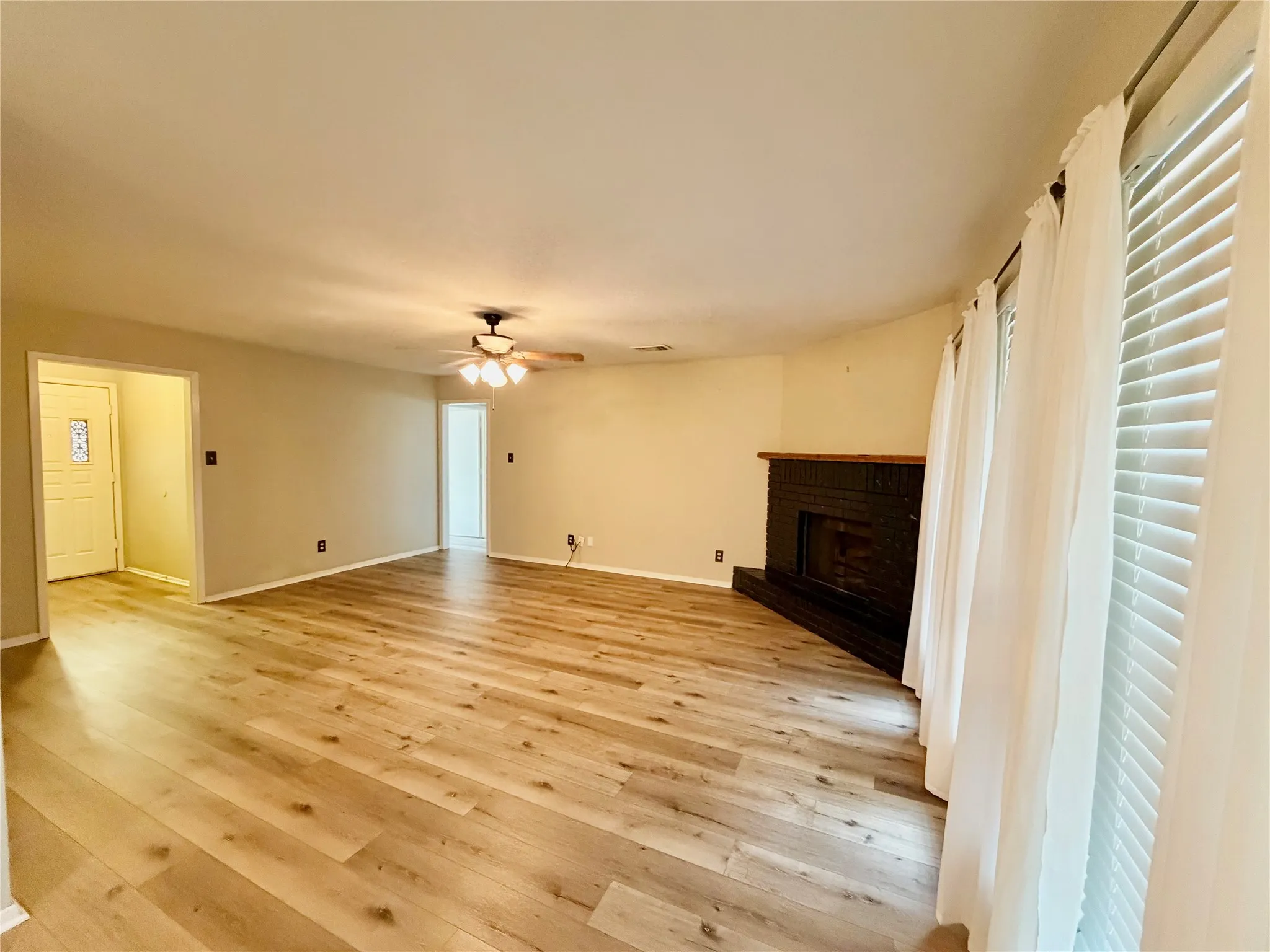 Single Family Residence For Rent in Denton County , 2749 Mill Pond Road, Denton, Texas 76209, 3 Bedroom, 2 Bathroom, 2 Garage spaces, 1,311 Sqft, built in 1982, mls#21399451, Real Estate Agent in Denton, Homes For Rent in Denton county, Homes For Rent in Denton, Realtor in Denton Texas, Real Estate Brokerage Independent Realty Texas, Luminita Cordes Realtor