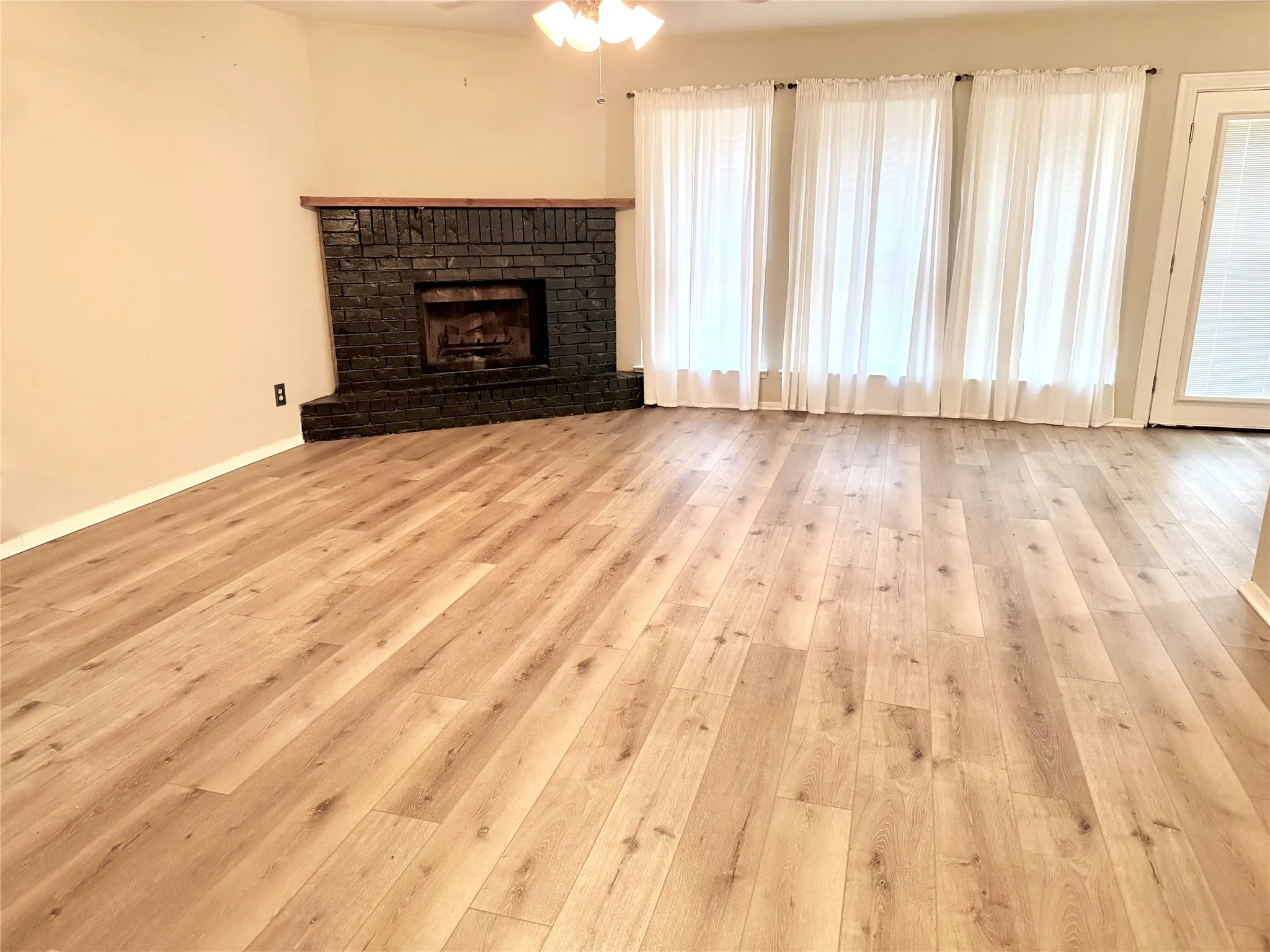 Single Family Residence For Rent in Denton County , 2749 Mill Pond Road, Denton, Texas 76209, 3 Bedroom, 2 Bathroom, 2 Garage spaces, 1,311 Sqft, built in 1982, mls#21399451, Real Estate Agent in Denton, Homes For Rent in Denton county, Homes For Rent in Denton, Realtor in Denton Texas, Real Estate Brokerage Independent Realty Texas, Luminita Cordes Realtor