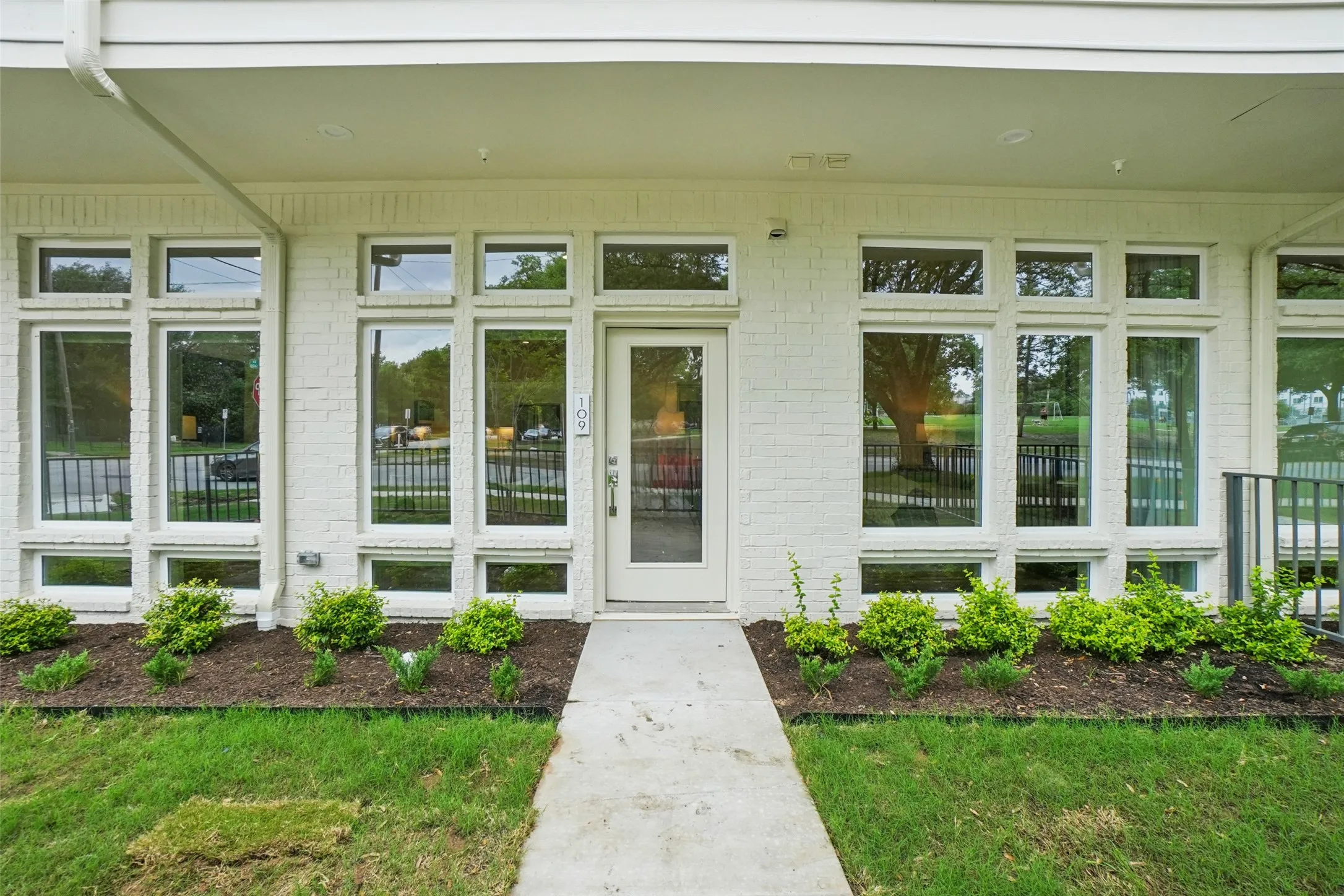 Apartment For Rent in Dallas County , 5021 Bryan Street, Dallas, Texas 75206, 1 Bedroom, 1 Bathroom, Garage spaces, 843 Sqft, built in 2026, mls#21384236, Real Estate Agent in Dallas, Homes For Rent in Dallas county, Homes For Rent in Dallas, Realtor in Dallas Texas, Real Estate Brokerage Independent Realty Texas, Luminita Cordes Realtor