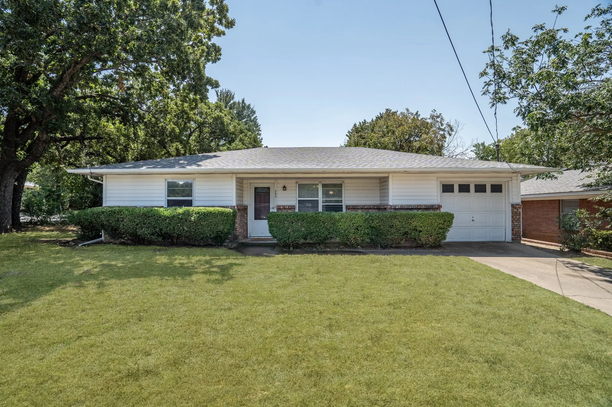 Single Family Residence For Rent in Denton County , 724 Chisholm Trail, Denton, Texas 76209, 2 Bedroom, 2 Bathroom, 1 Garage spaces, 1,097 Sqft, built in 1973, mls#21399940, Real Estate Agent in Denton, Homes For Rent in Denton county, Homes For Rent in Denton, Realtor in Denton Texas, Real Estate Brokerage Independent Realty Texas, Luminita Cordes Realtor