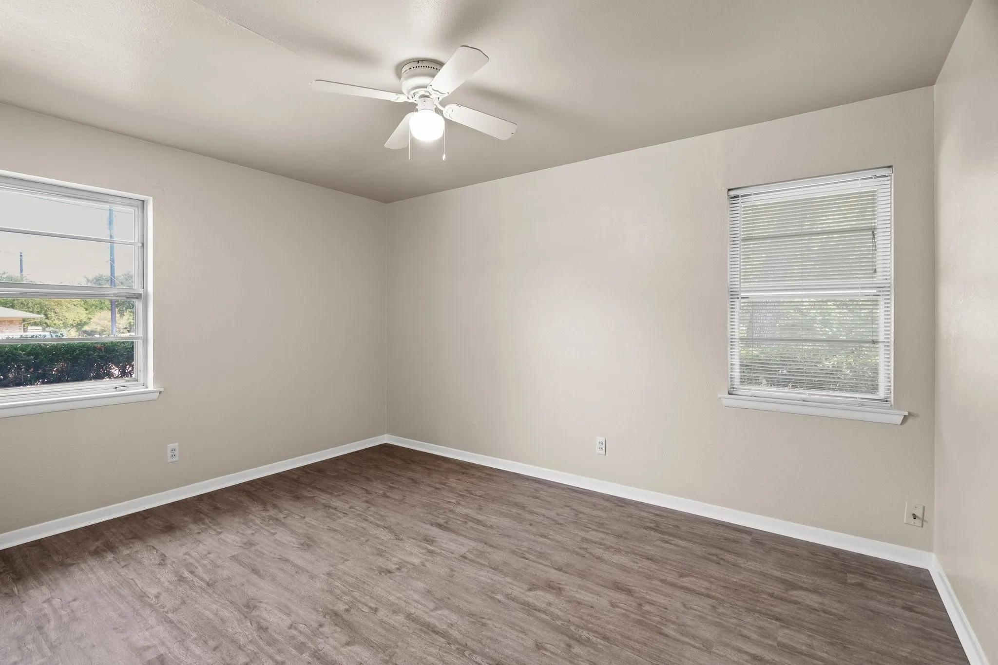Spare room with dark hardwood / wood-style floors and ceiling fan