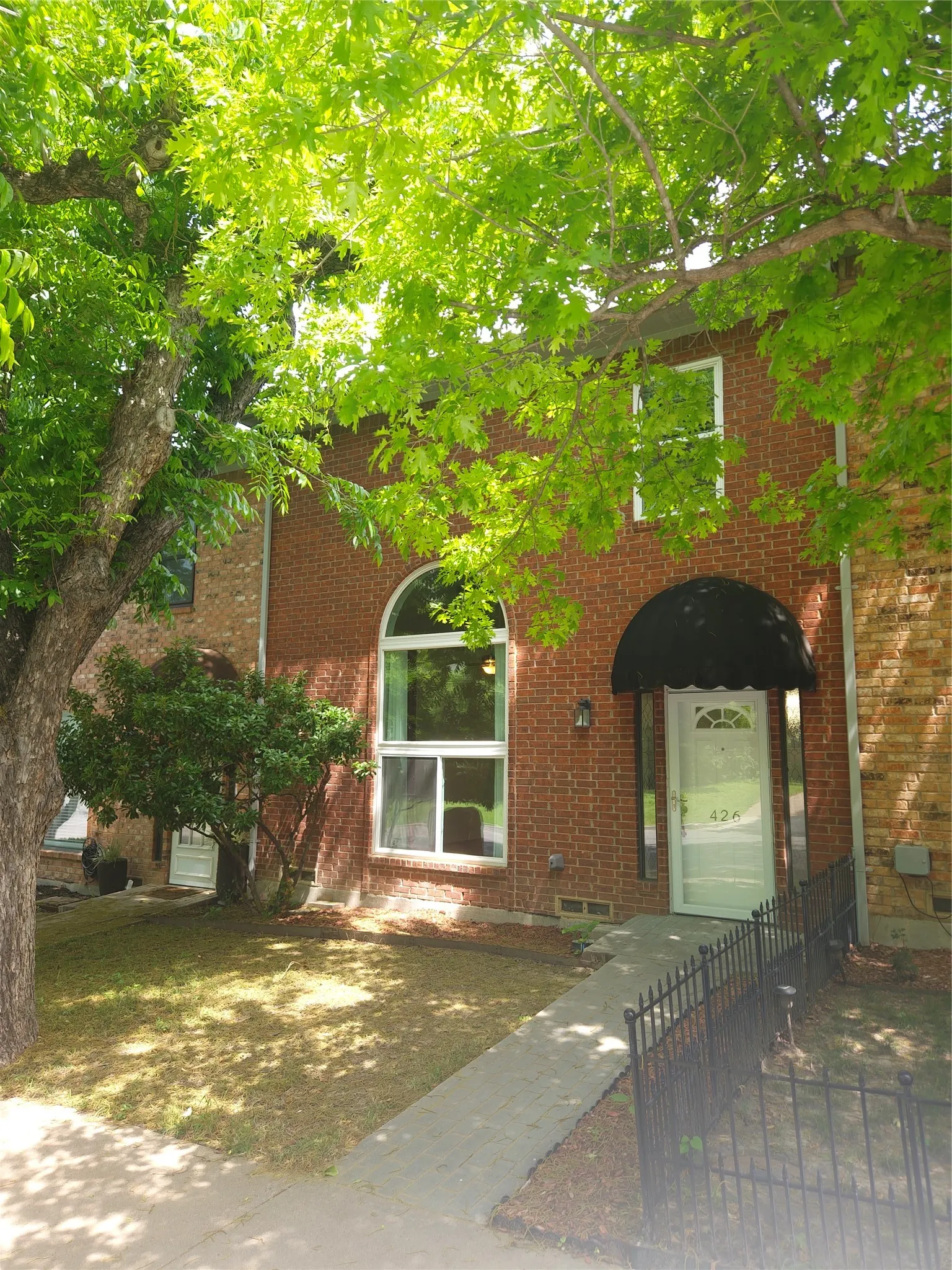 Townhouse For Rent in Parker County , 426 W Oak Street, Weatherford, Texas 76086, 2 Bedroom, 3 Bathroom, 2 Garage spaces, 1,651 Sqft, built in 1990, mls#21399948, Real Estate Agent in Weatherford, Homes For Rent in Parker county, Homes For Rent in Weatherford, Realtor in Weatherford Texas, Real Estate Brokerage Independent Realty Texas, Luminita Cordes Realtor