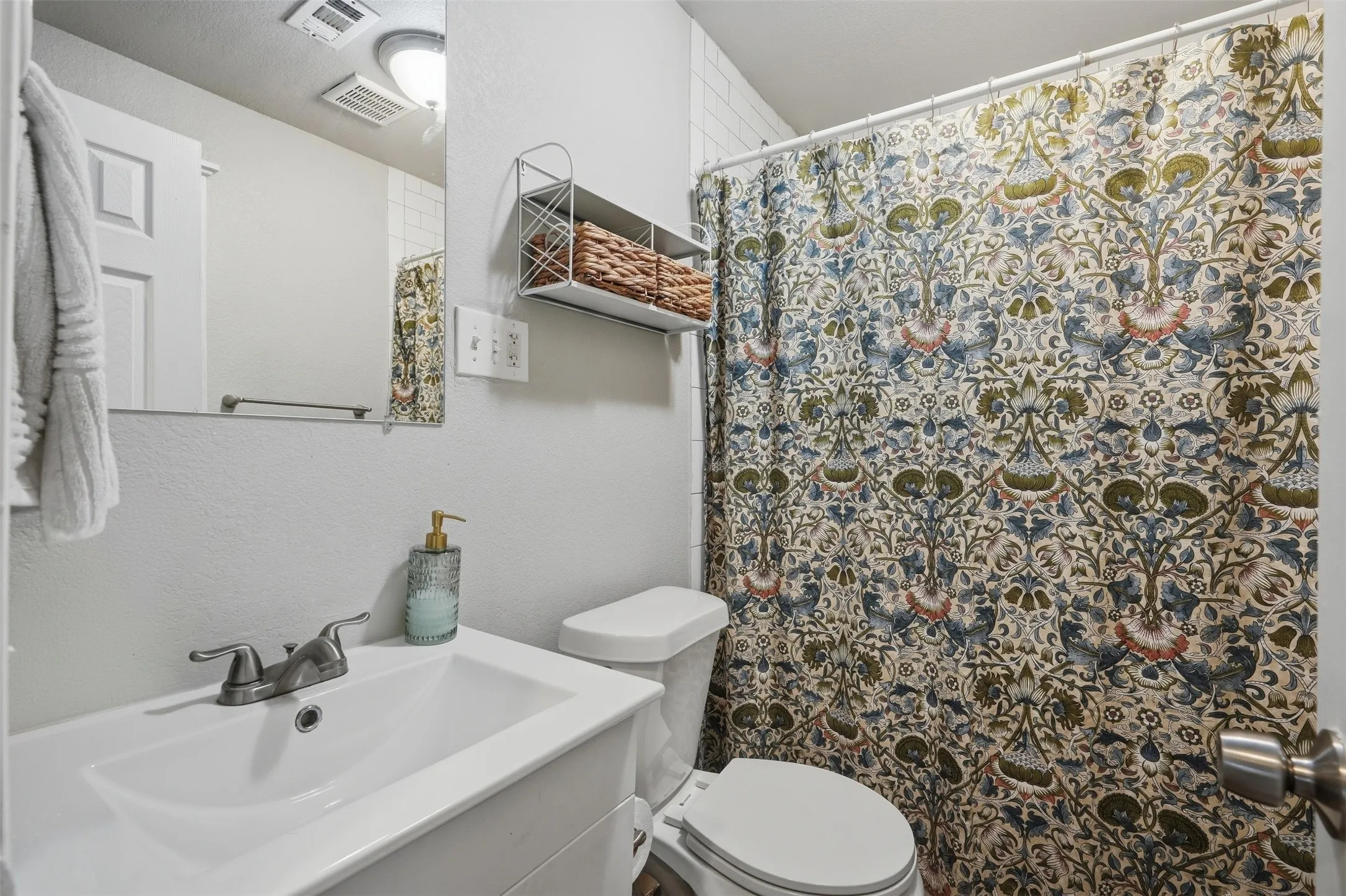 Single Family Residence For Sale in Tarrant County , 3261 Todd Avenue, Fort Worth, Texas 76110, 2 Bedroom, 1 Bathroom, Garage spaces, 720 Sqft, built in 1948, mls#21398274, Real Estate Agent in Fort Worth, Homes For Sale in Tarrant county, Homes For Sale in Fort Worth, Realtor in Fort Worth Texas, Real Estate Brokerage Independent Realty Texas, Luminita Cordes Realtor
