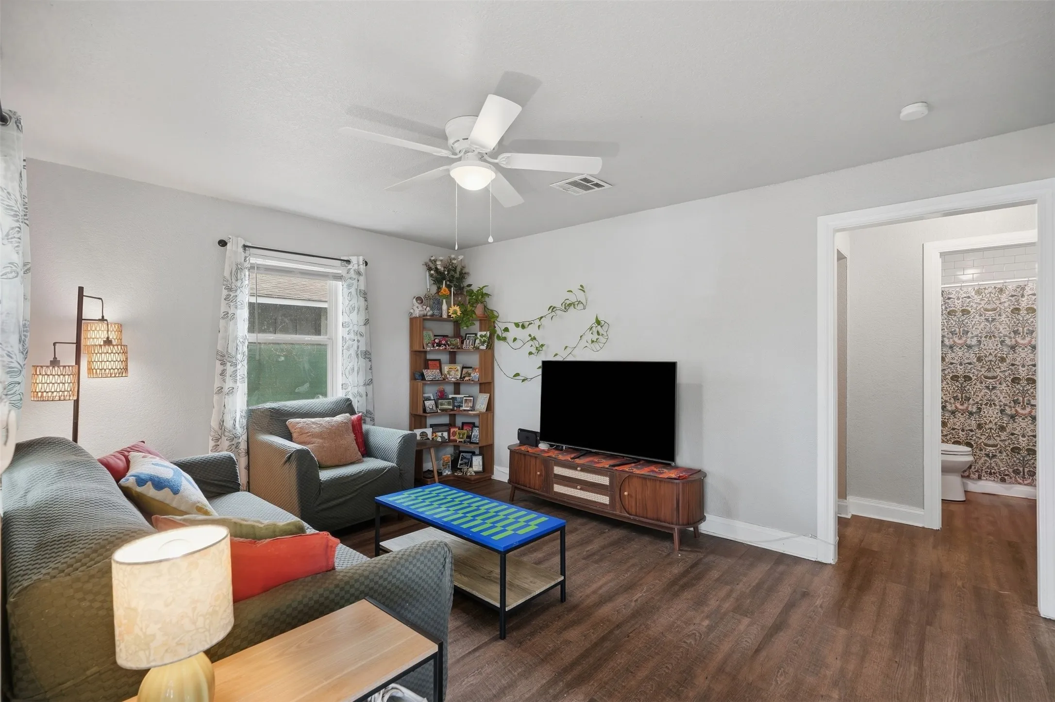 Single Family Residence For Sale in Tarrant County , 3261 Todd Avenue, Fort Worth, Texas 76110, 2 Bedroom, 1 Bathroom, Garage spaces, 720 Sqft, built in 1948, mls#21398274, Real Estate Agent in Fort Worth, Homes For Sale in Tarrant county, Homes For Sale in Fort Worth, Realtor in Fort Worth Texas, Real Estate Brokerage Independent Realty Texas, Luminita Cordes Realtor