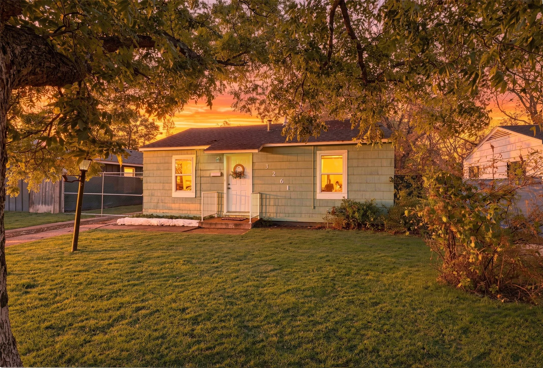 Single Family Residence For Sale in Tarrant County , 3261 Todd Avenue, Fort Worth, Texas 76110, 2 Bedroom, 1 Bathroom, Garage spaces, 720 Sqft, built in 1948, mls#21398274, Real Estate Agent in Fort Worth, Homes For Sale in Tarrant county, Homes For Sale in Fort Worth, Realtor in Fort Worth Texas, Real Estate Brokerage Independent Realty Texas, Luminita Cordes Realtor