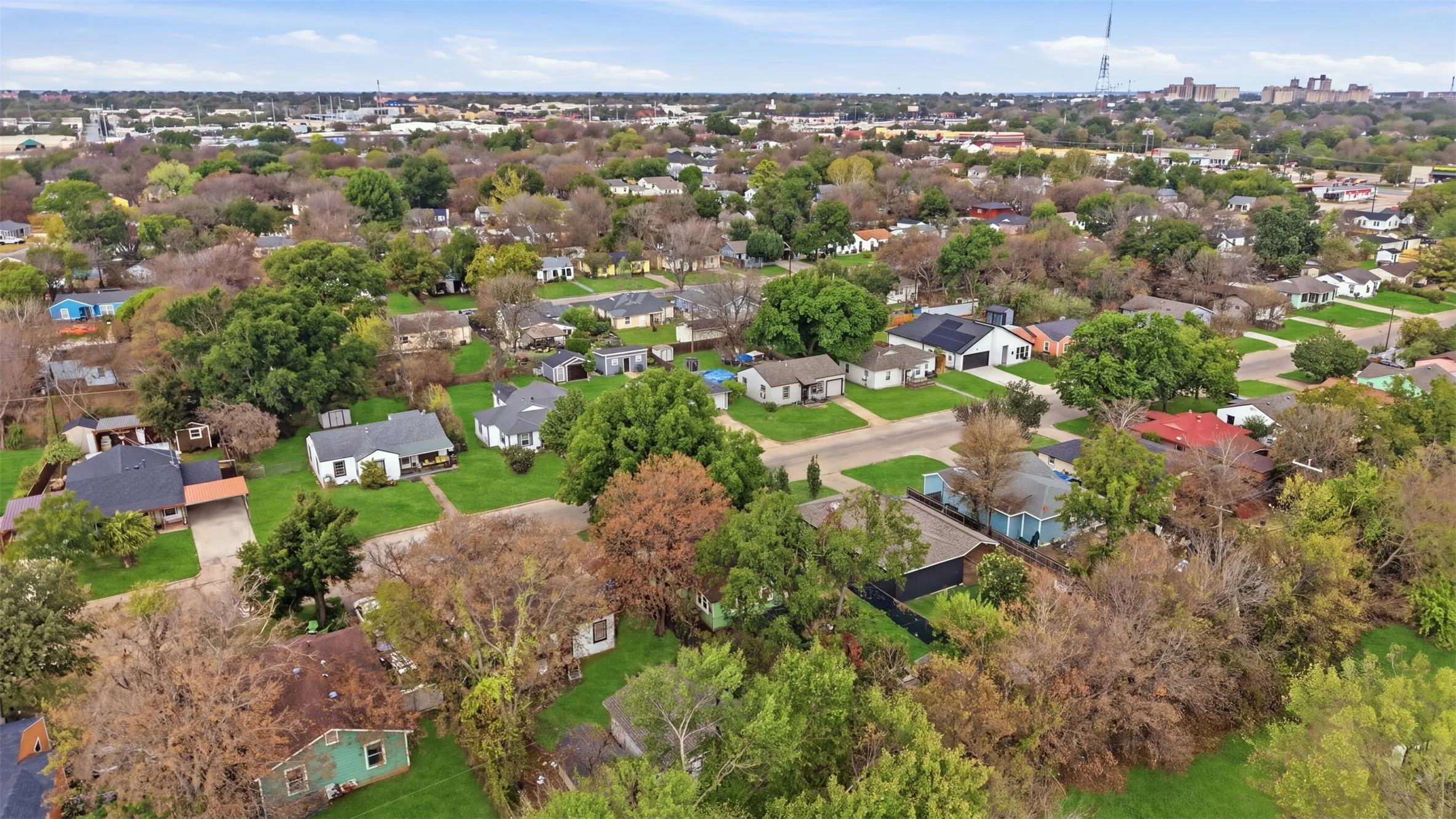 Single Family Residence For Sale in Tarrant County , 3261 Todd Avenue, Fort Worth, Texas 76110, 2 Bedroom, 1 Bathroom, Garage spaces, 720 Sqft, built in 1948, mls#21398274, Real Estate Agent in Fort Worth, Homes For Sale in Tarrant county, Homes For Sale in Fort Worth, Realtor in Fort Worth Texas, Real Estate Brokerage Independent Realty Texas, Luminita Cordes Realtor