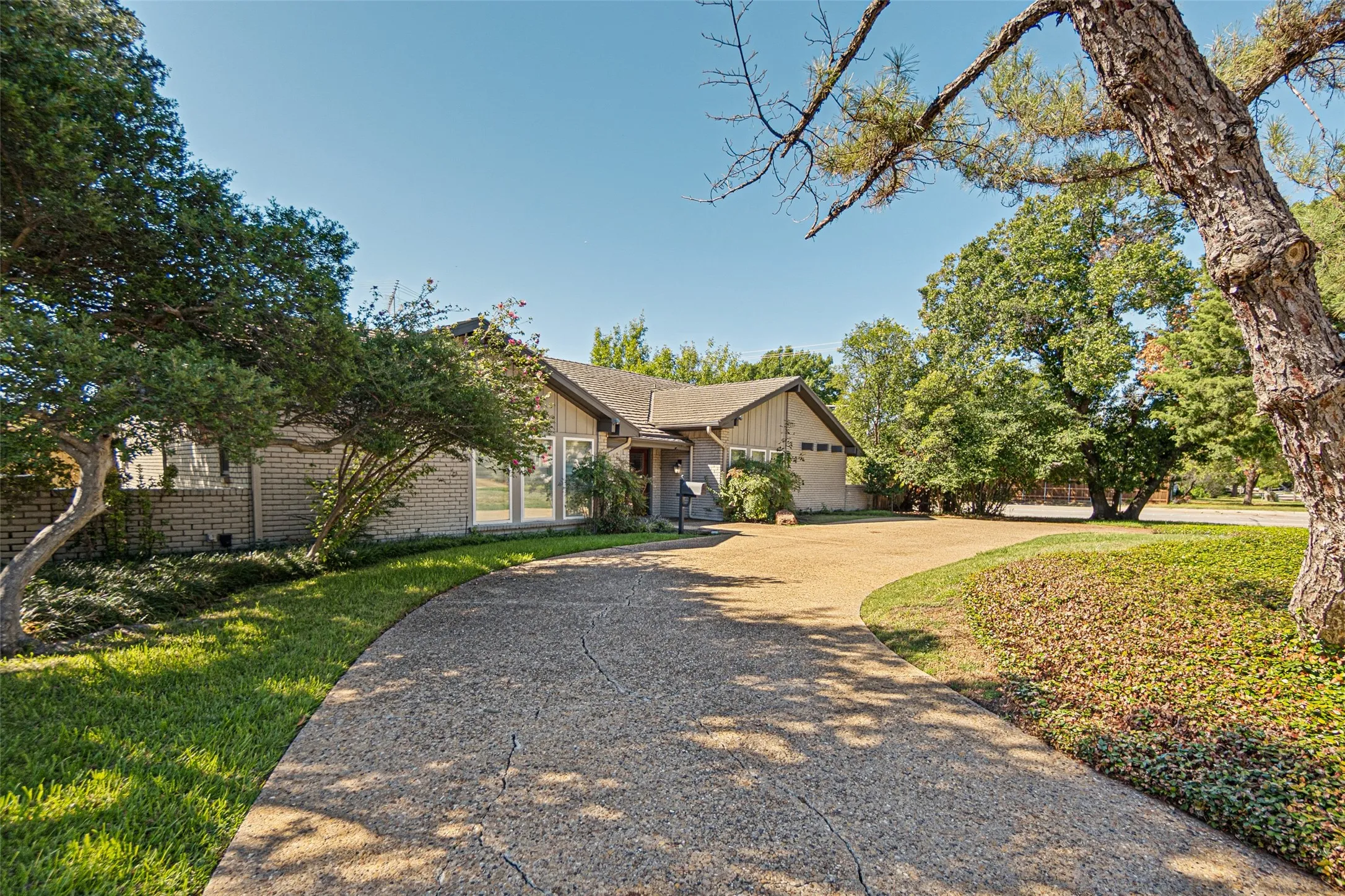 Single Family Residence For Sale in Dallas County , 3708 Princess Lane, Dallas, Texas 75229, 4 Bedroom, 5 Bathroom, 2 Garage spaces, 2,844 Sqft, built in 1972, mls#21399971, Real Estate Agent in Dallas, Homes For Sale in Dallas county, Homes For Sale in Dallas, Realtor in Dallas Texas, Real Estate Brokerage Independent Realty Texas, Luminita Cordes Realtor