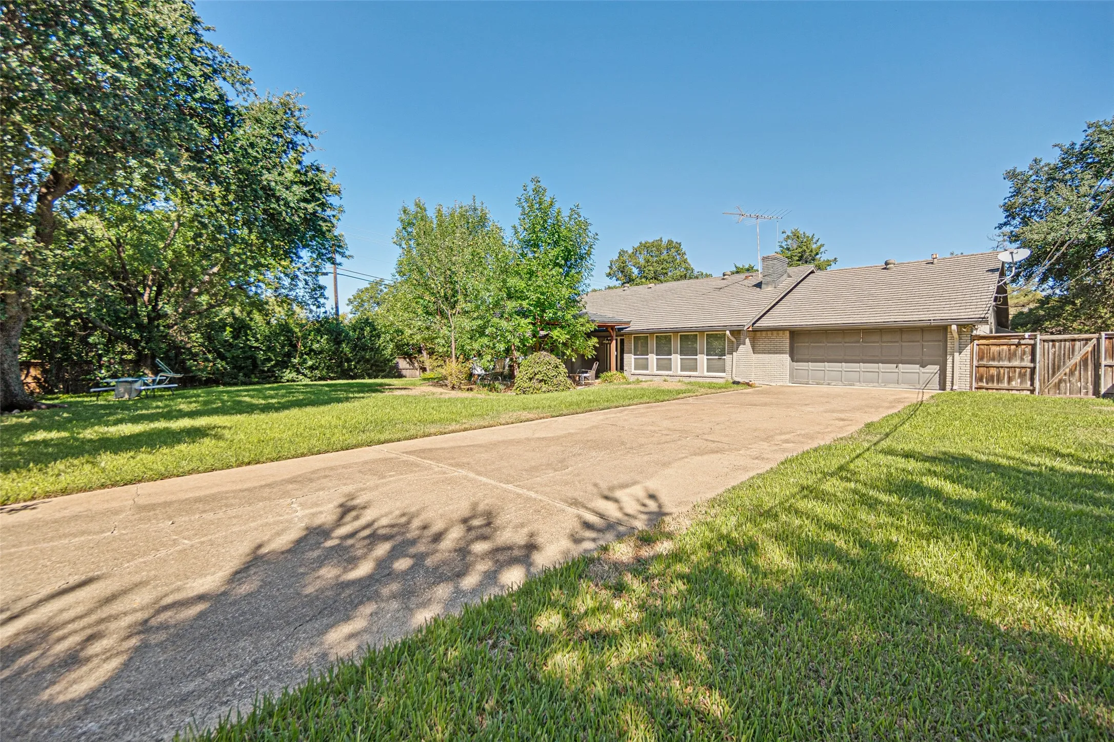 Single Family Residence For Sale in Dallas County , 3708 Princess Lane, Dallas, Texas 75229, 4 Bedroom, 5 Bathroom, 2 Garage spaces, 2,844 Sqft, built in 1972, mls#21399971, Real Estate Agent in Dallas, Homes For Sale in Dallas county, Homes For Sale in Dallas, Realtor in Dallas Texas, Real Estate Brokerage Independent Realty Texas, Luminita Cordes Realtor