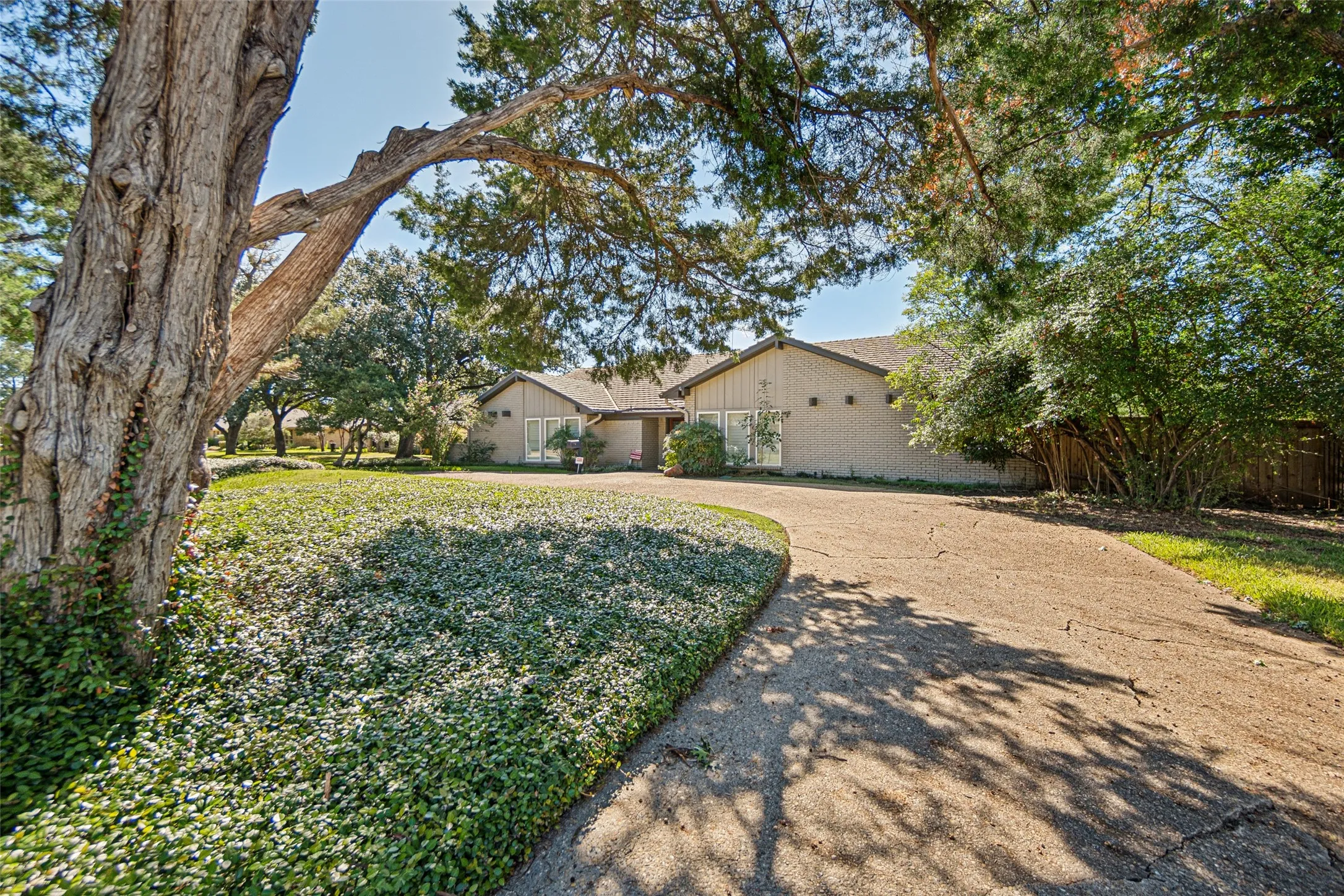 Single Family Residence For Sale in Dallas County , 3708 Princess Lane, Dallas, Texas 75229, 4 Bedroom, 5 Bathroom, 2 Garage spaces, 2,844 Sqft, built in 1972, mls#21399971, Real Estate Agent in Dallas, Homes For Sale in Dallas county, Homes For Sale in Dallas, Realtor in Dallas Texas, Real Estate Brokerage Independent Realty Texas, Luminita Cordes Realtor