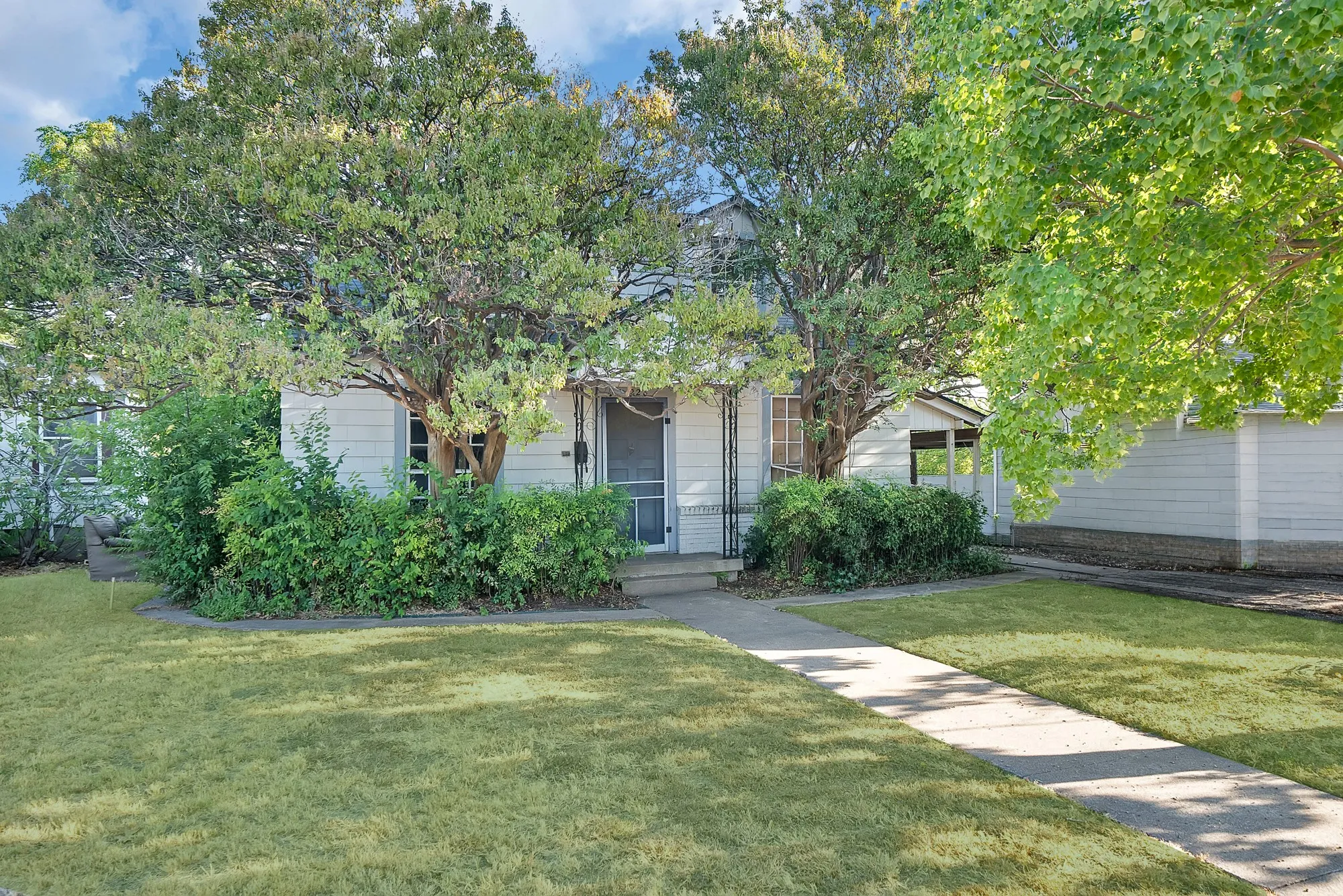 Single Family Residence For Sale in Tarrant County , 1228 W Gambrell Street, Fort Worth, Texas 76115, 3 Bedroom, 2 Bathroom, 1 Garage spaces, 1,768 Sqft, built in 1941, mls#21398409, Real Estate Agent in Fort Worth, Homes For Sale in Tarrant county, Homes For Sale in Fort Worth, Realtor in Fort Worth Texas, Real Estate Brokerage Independent Realty Texas, Luminita Cordes Realtor