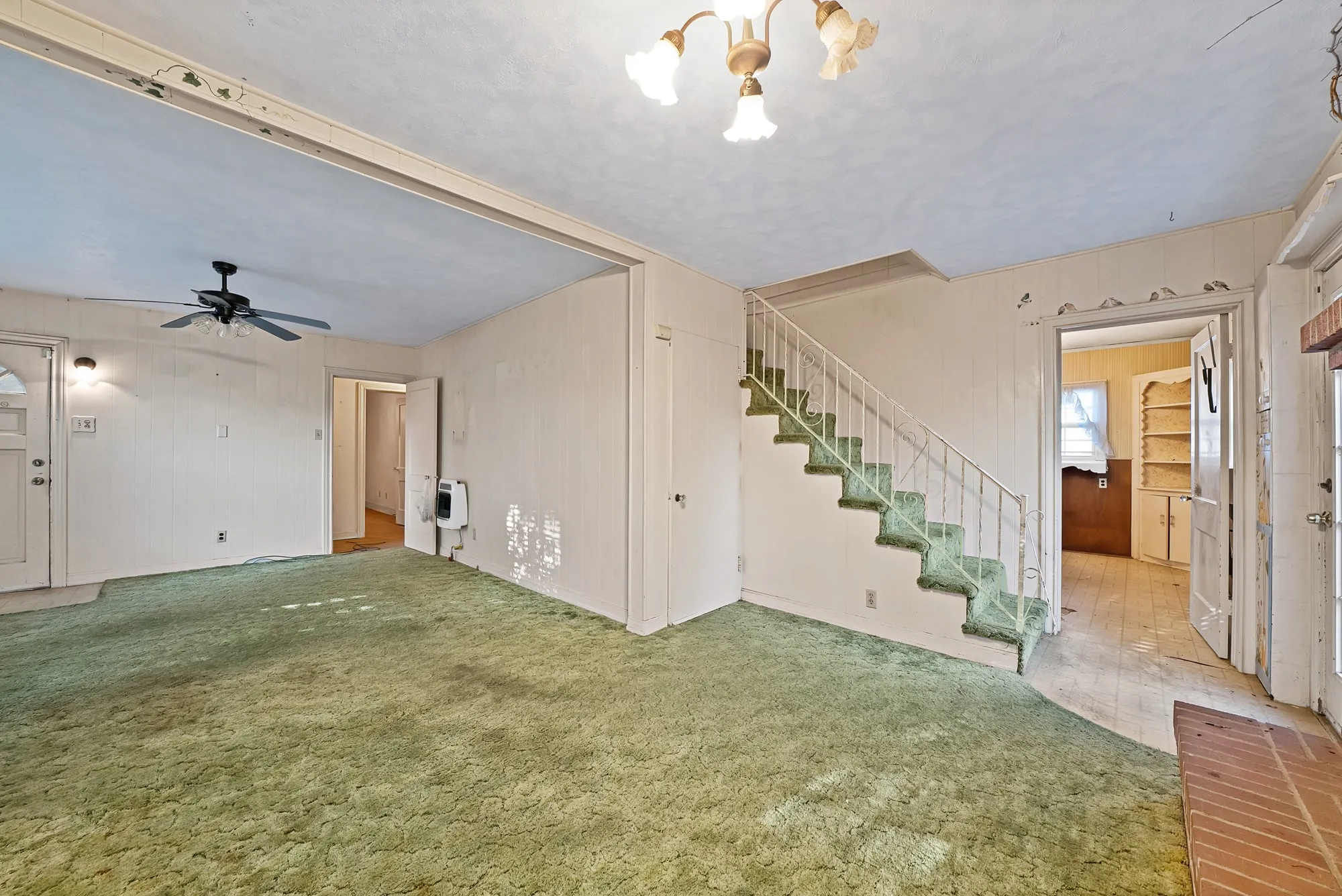Ceiling fan with integrated lighting