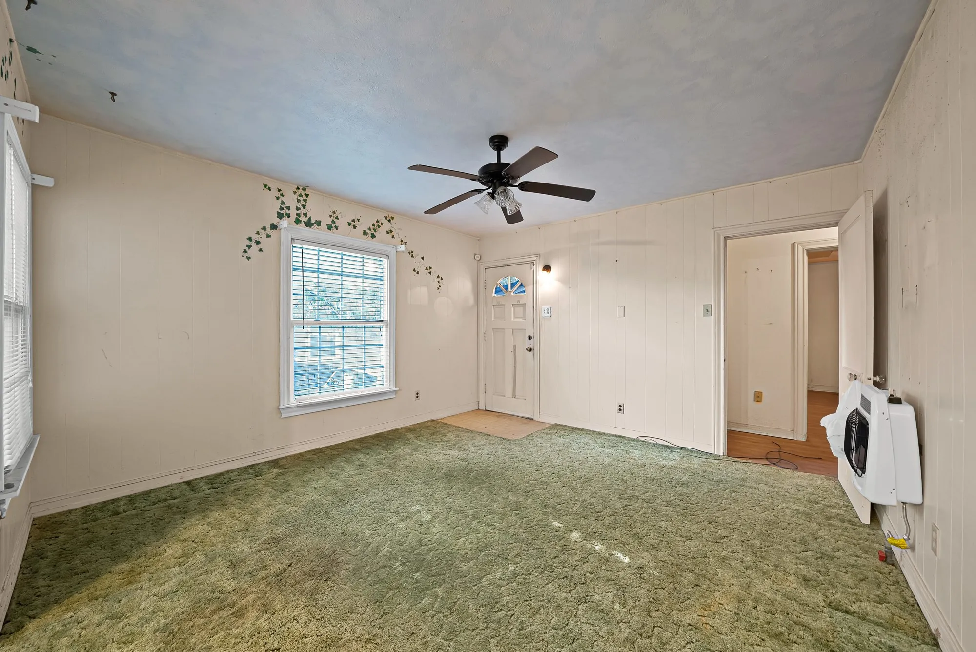 Single Family Residence For Sale in Tarrant County , 1228 W Gambrell Street, Fort Worth, Texas 76115, 3 Bedroom, 2 Bathroom, 1 Garage spaces, 1,768 Sqft, built in 1941, mls#21398409, Real Estate Agent in Fort Worth, Homes For Sale in Tarrant county, Homes For Sale in Fort Worth, Realtor in Fort Worth Texas, Real Estate Brokerage Independent Realty Texas, Luminita Cordes Realtor