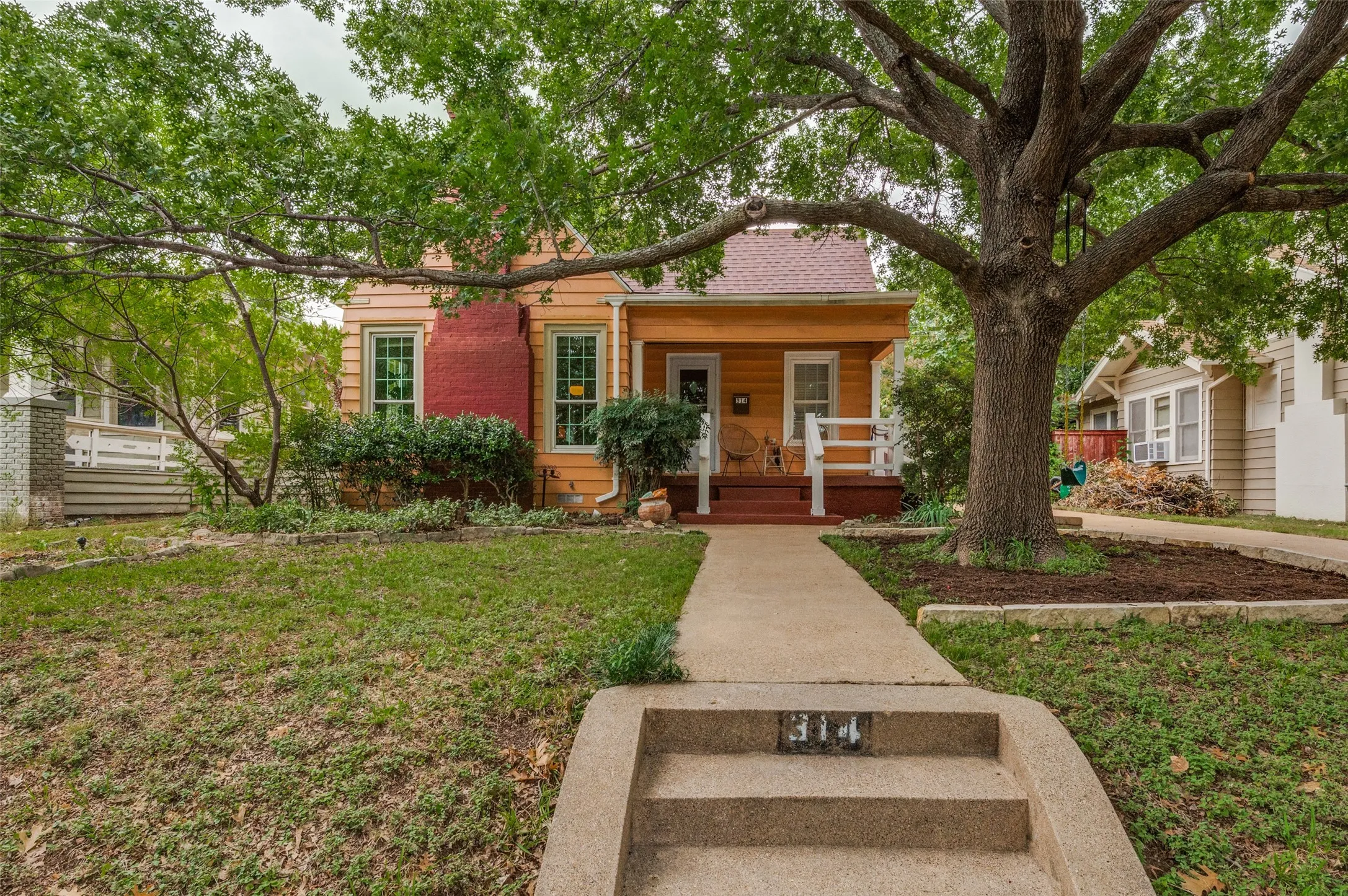 Single Family Residence For Sale in Dallas County , 314 N Marlborough Avenue, Dallas, Texas 75208, 2 Bedroom, 2 Bathroom, 1 Garage spaces, 1,330 Sqft, built in 1935, mls#21393918, Real Estate Agent in Dallas, Homes For Sale in Dallas county, Homes For Sale in Dallas, Realtor in Dallas Texas, Real Estate Brokerage Independent Realty Texas, Luminita Cordes Realtor