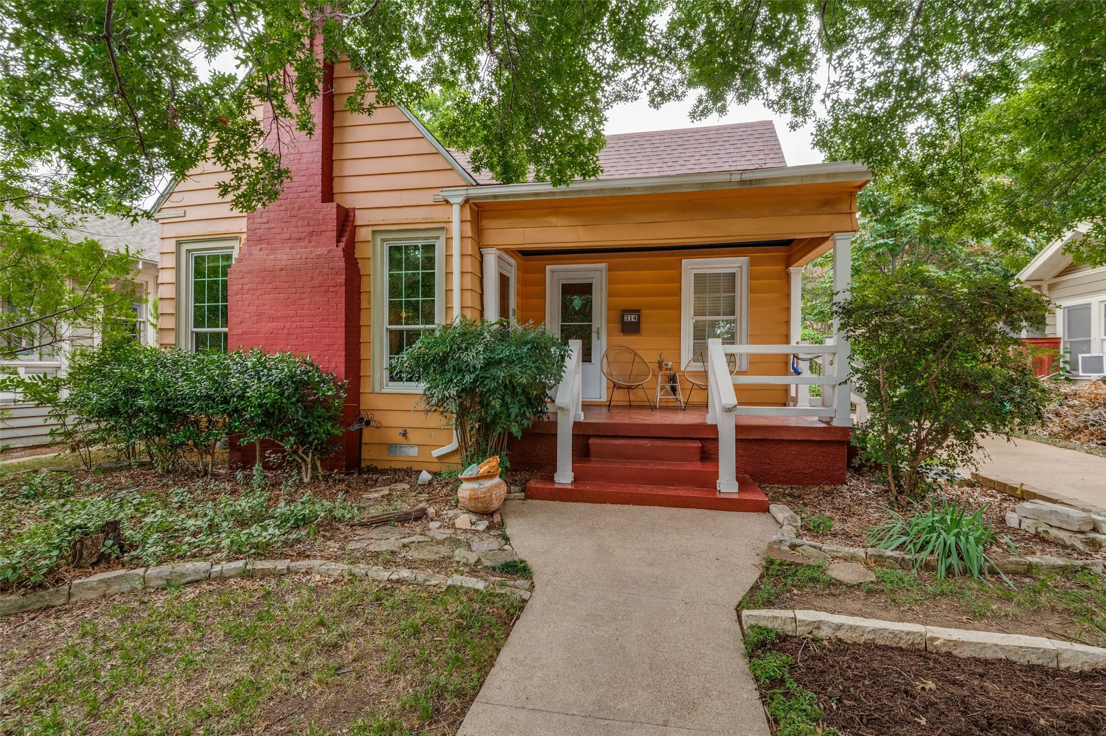 Single Family Residence For Sale in Dallas County , 314 N Marlborough Avenue, Dallas, Texas 75208, 2 Bedroom, 2 Bathroom, 1 Garage spaces, 1,330 Sqft, built in 1935, mls#21393918, Real Estate Agent in Dallas, Homes For Sale in Dallas county, Homes For Sale in Dallas, Realtor in Dallas Texas, Real Estate Brokerage Independent Realty Texas, Luminita Cordes Realtor