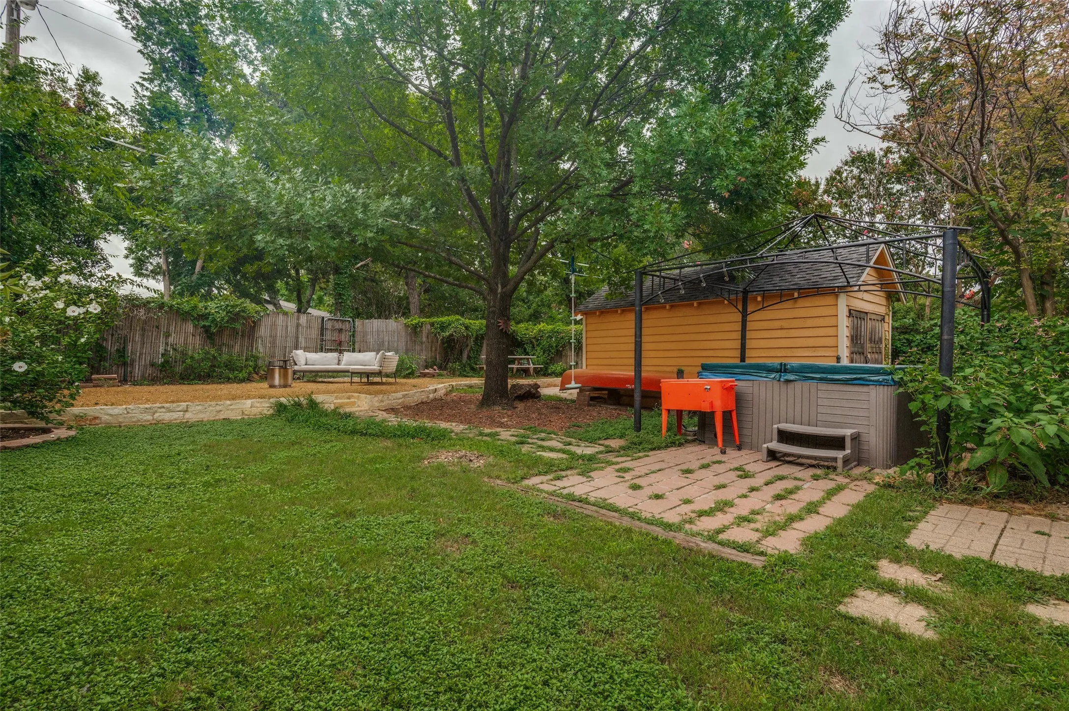 Single Family Residence For Sale in Dallas County , 314 N Marlborough Avenue, Dallas, Texas 75208, 2 Bedroom, 2 Bathroom, 1 Garage spaces, 1,330 Sqft, built in 1935, mls#21393918, Real Estate Agent in Dallas, Homes For Sale in Dallas county, Homes For Sale in Dallas, Realtor in Dallas Texas, Real Estate Brokerage Independent Realty Texas, Luminita Cordes Realtor