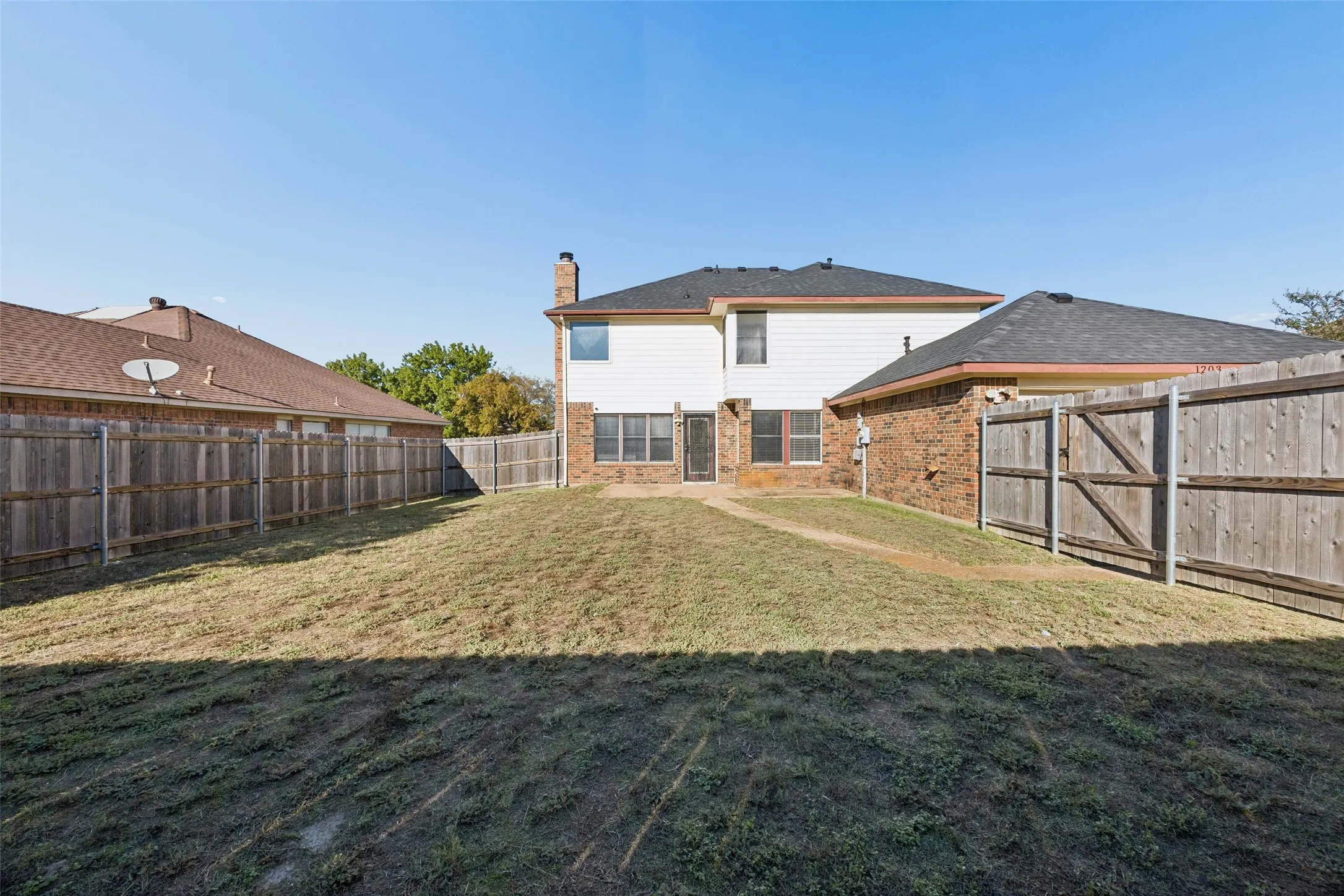 Single Family Residence For Sale in Dallas County , 1203 White Drive, Cedar Hill, Texas 75104, 4 Bedroom, 4 Bathroom, 2 Garage spaces, 2,430 Sqft, built in 1986, mls#21397905, Real Estate Agent in Cedar Hill, Homes For Sale in Dallas county, Homes For Sale in Cedar Hill, Realtor in Cedar Hill Texas, Real Estate Brokerage Independent Realty Texas, Luminita Cordes Realtor