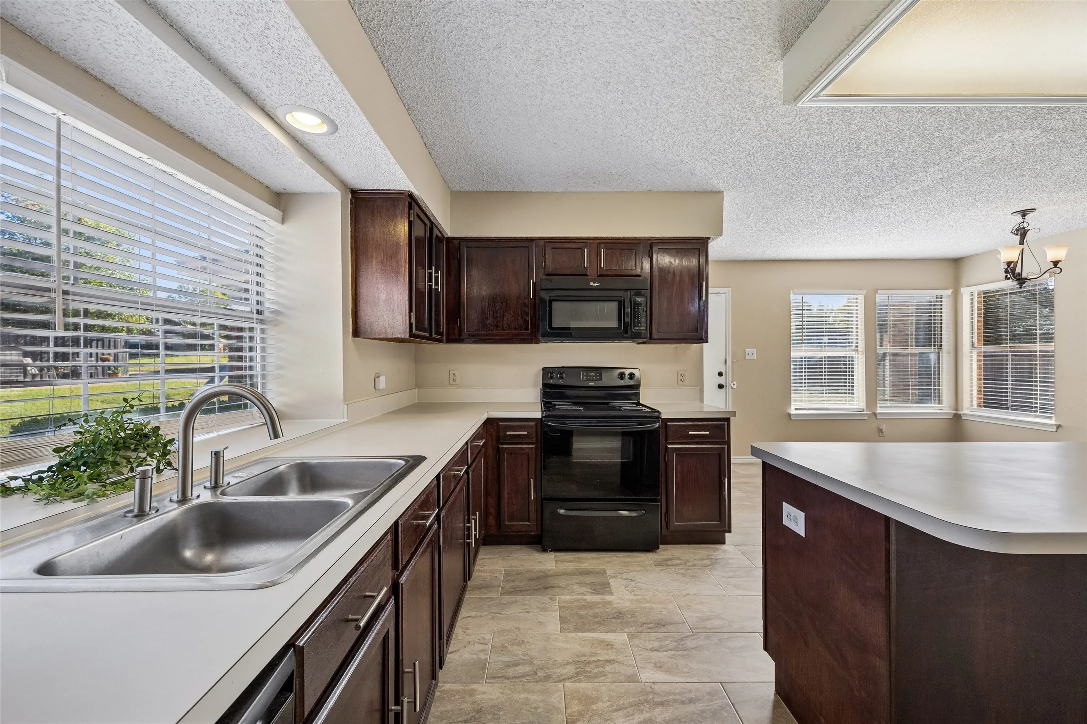 Single Family Residence For Sale in Dallas County , 1203 White Drive, Cedar Hill, Texas 75104, 4 Bedroom, 4 Bathroom, 2 Garage spaces, 2,430 Sqft, built in 1986, mls#21397905, Real Estate Agent in Cedar Hill, Homes For Sale in Dallas county, Homes For Sale in Cedar Hill, Realtor in Cedar Hill Texas, Real Estate Brokerage Independent Realty Texas, Luminita Cordes Realtor