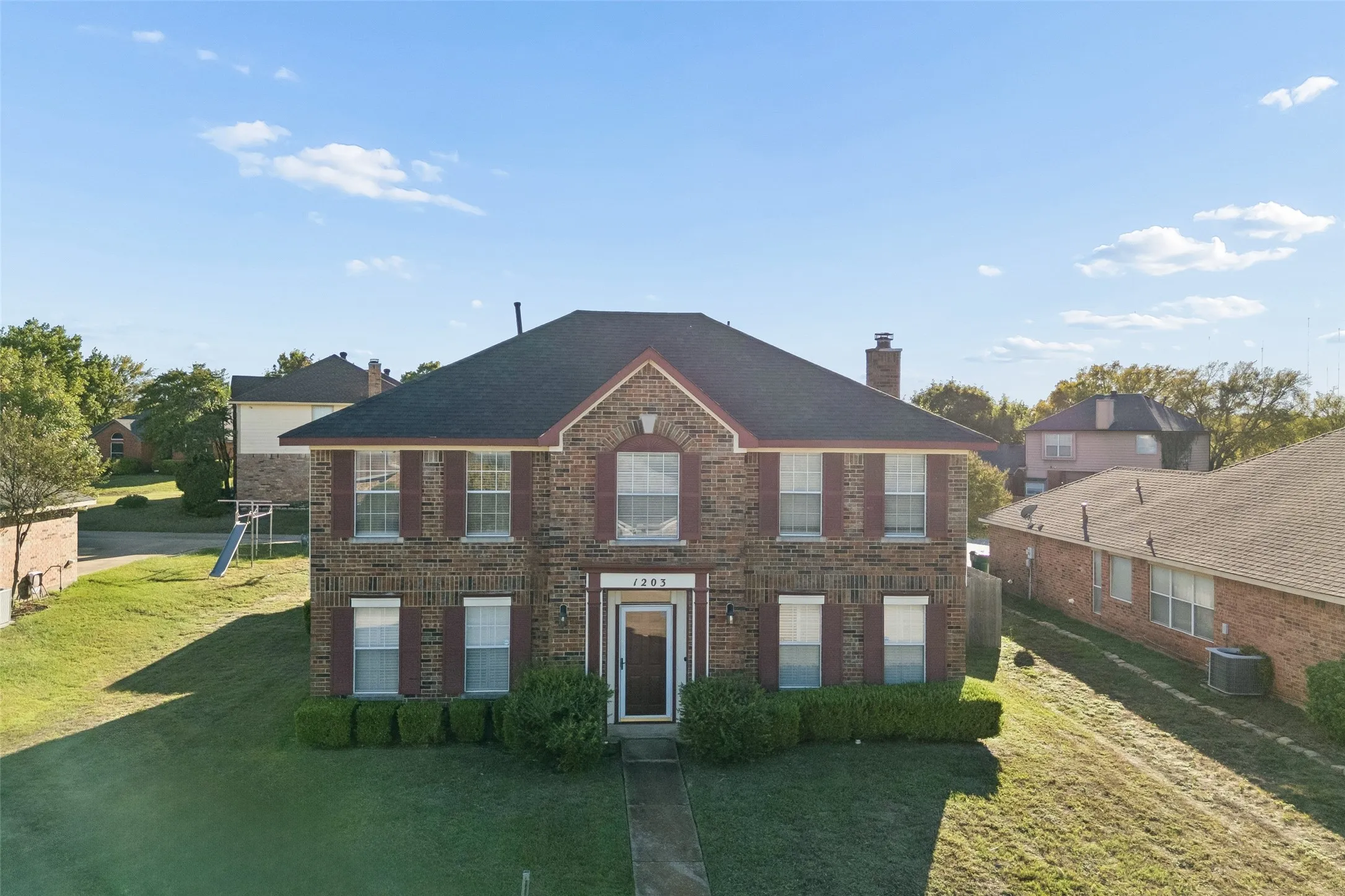 Single Family Residence For Sale in Dallas County , 1203 White Drive, Cedar Hill, Texas 75104, 4 Bedroom, 4 Bathroom, 2 Garage spaces, 2,430 Sqft, built in 1986, mls#21397905, Real Estate Agent in Cedar Hill, Homes For Sale in Dallas county, Homes For Sale in Cedar Hill, Realtor in Cedar Hill Texas, Real Estate Brokerage Independent Realty Texas, Luminita Cordes Realtor